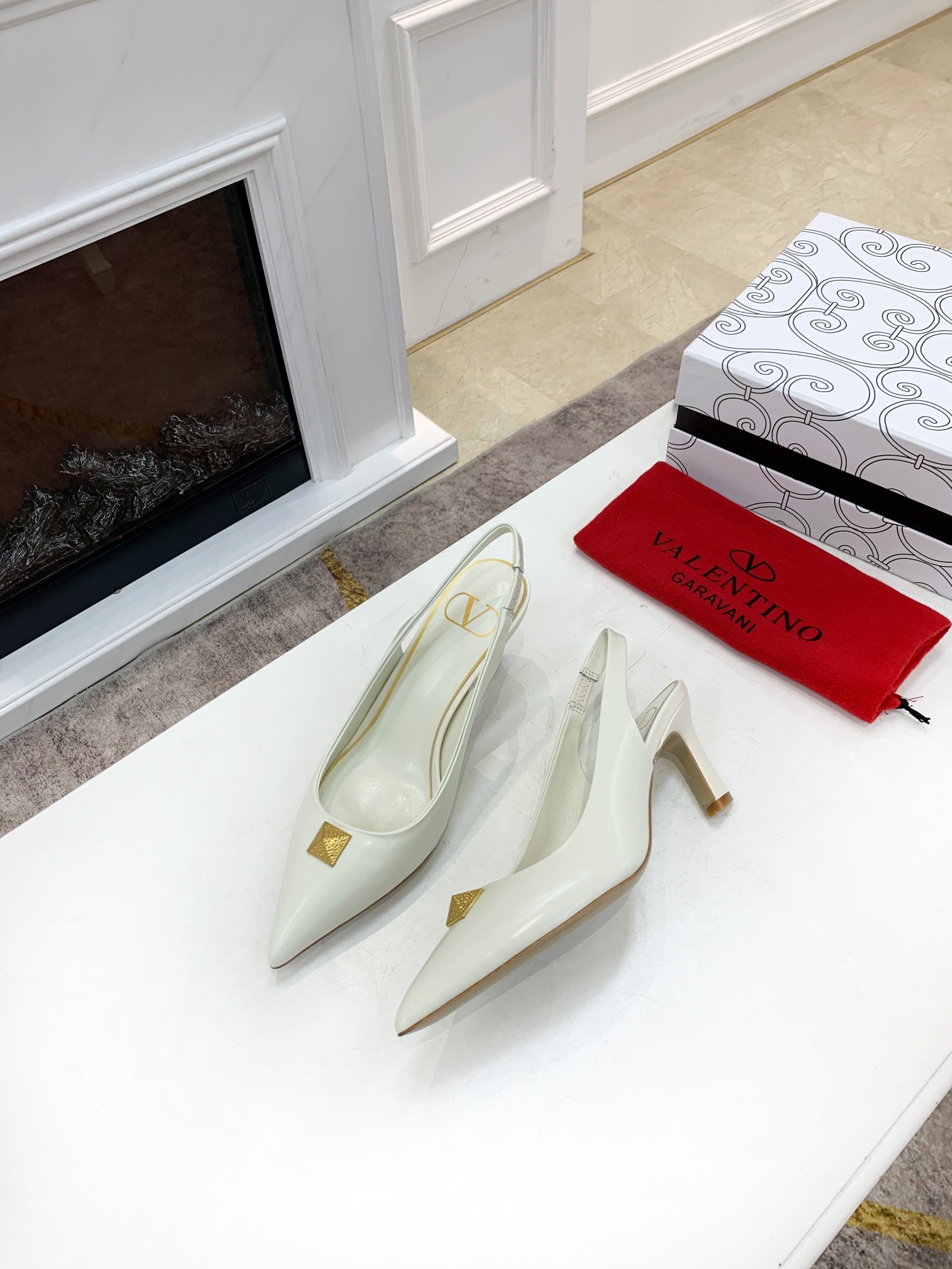 VALENTINO GARAVANI Rockstud WOMEN 37 - vstockx