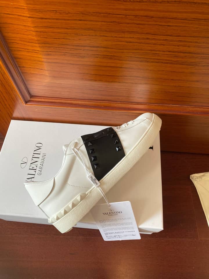 Valentino Rockstud Untitled En Veau Avec Clous Ton Sur Ton Blanc Noir - vstockx