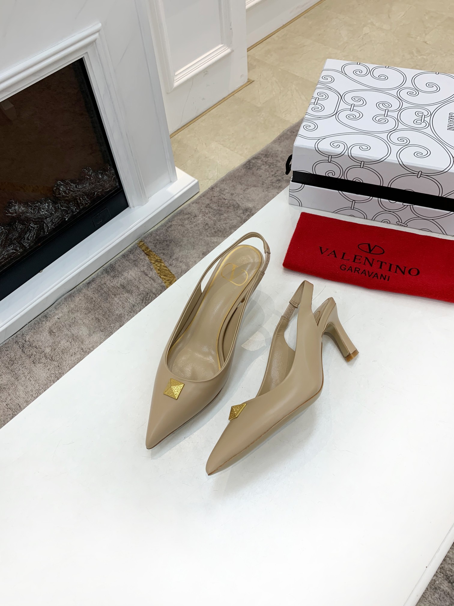 VALENTINO GARAVANI Rockstud WOMEN 37 - vstockx