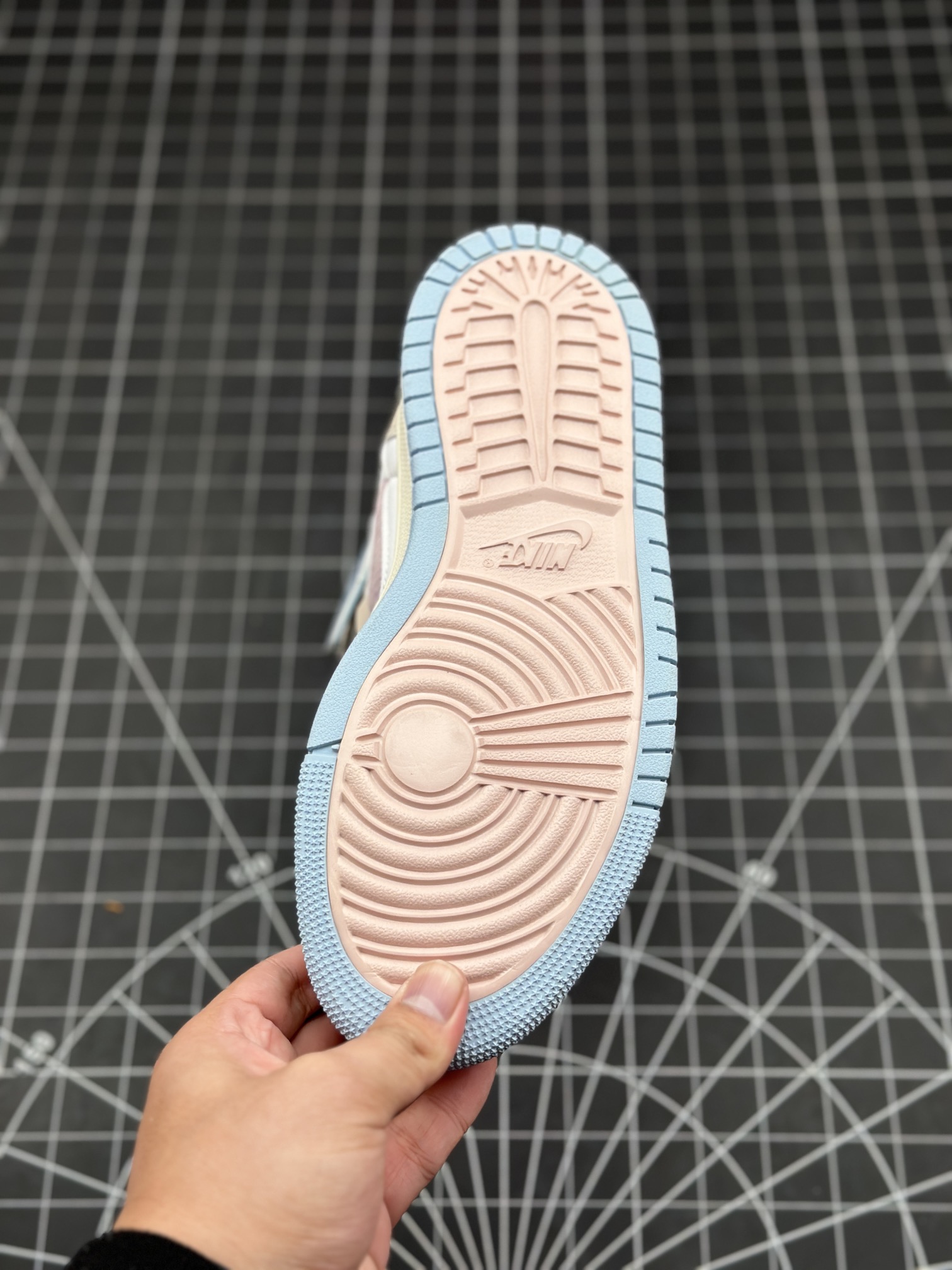 Jordan 1 High Zoom Air CMFT Pink Oxford (W) - vstockx