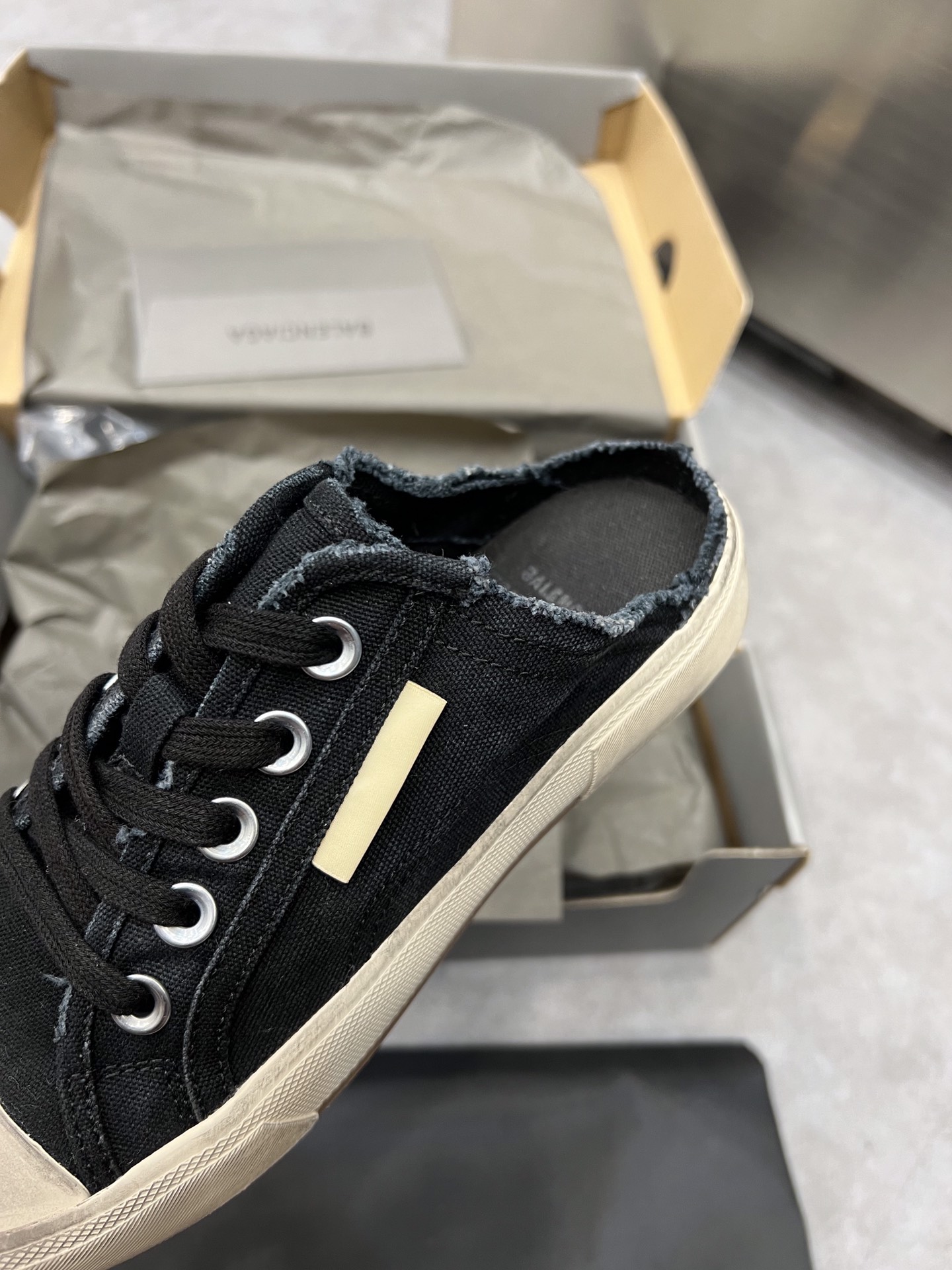 Balenciaga Paris Sneaker 4 - vstockx