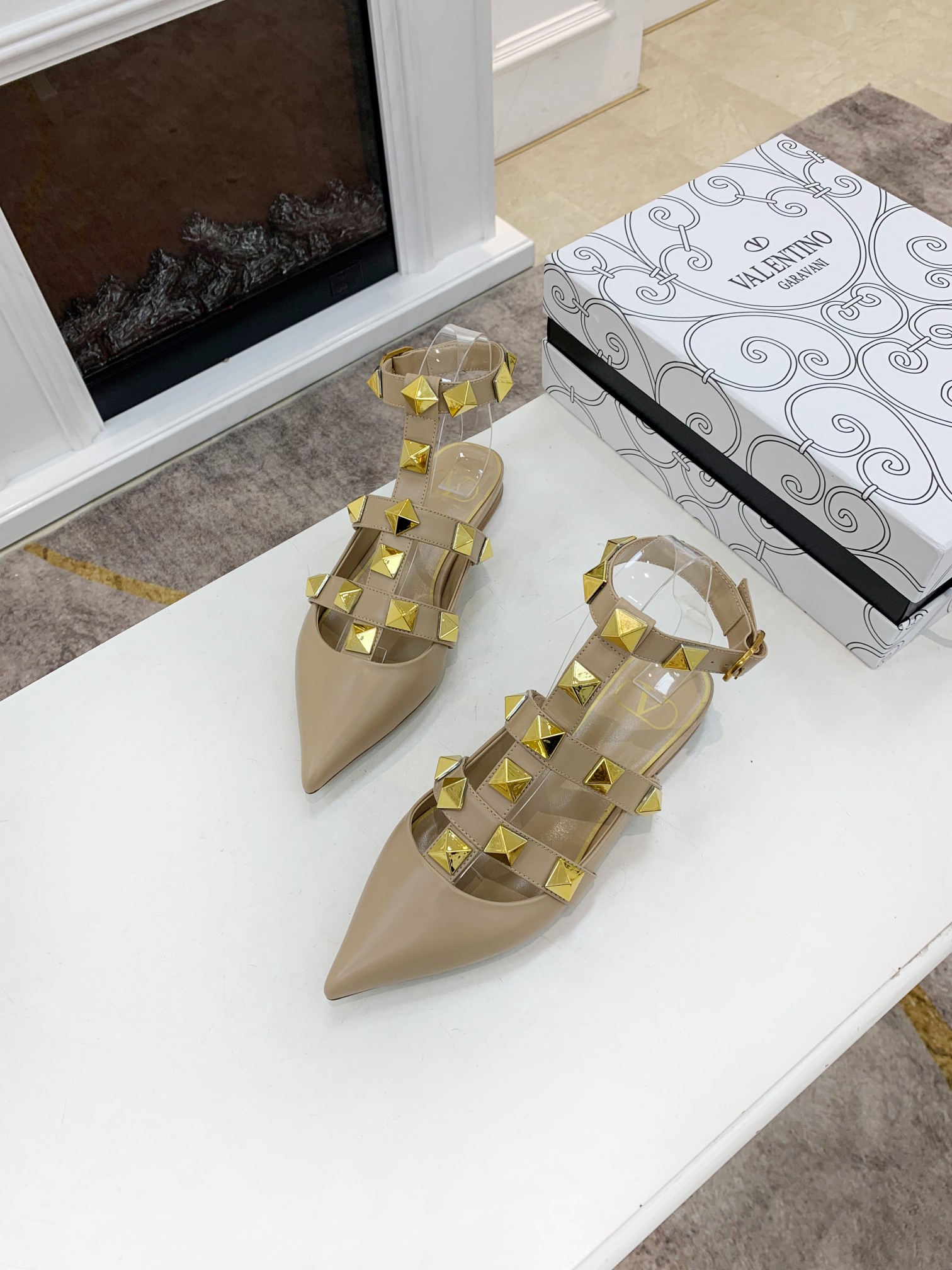 VALENTINO GARAVANI Roman Stud WOMEN 33 - vstockx