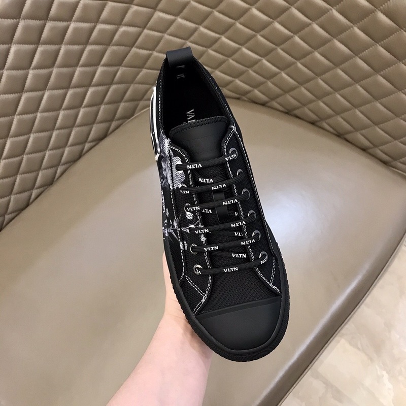 Valentino Garavani Giggies VLTN TIMES low-top sneakers 17 - vstockx