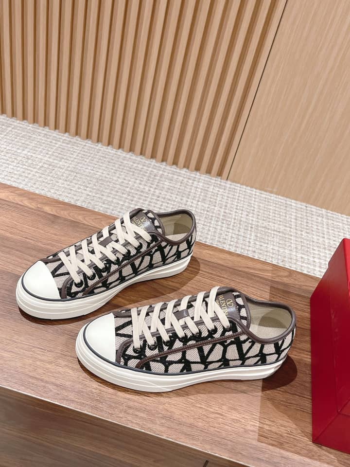 Valentino Garavani Totaloop low-top sneaker in Toile Iconographe fabric with leather details BEIGE BLACK - vstockx