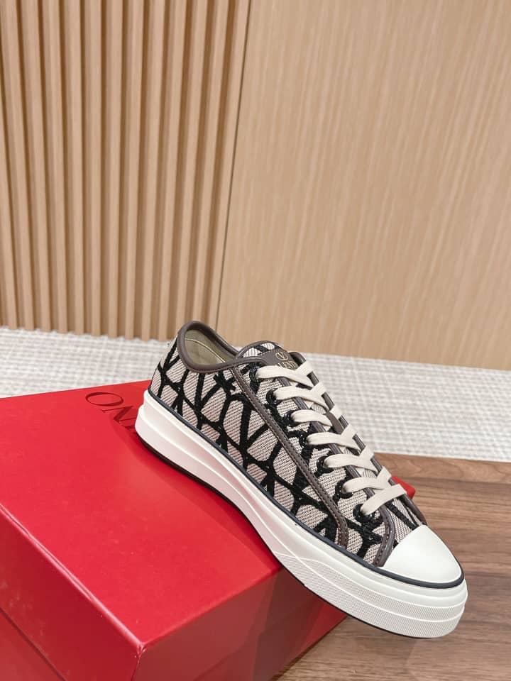 Valentino Garavani Totaloop low-top sneaker in Toile Iconographe fabric with leather details BEIGE BLACK - vstockx