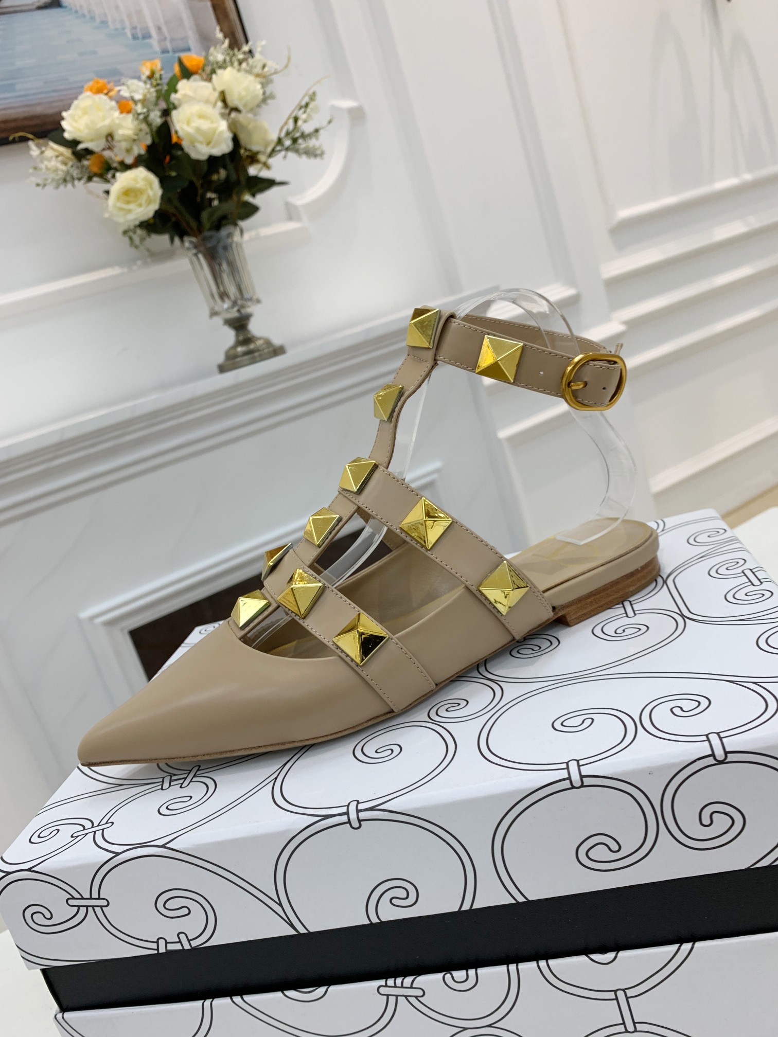VALENTINO GARAVANI Roman Stud WOMEN 33 - vstockx