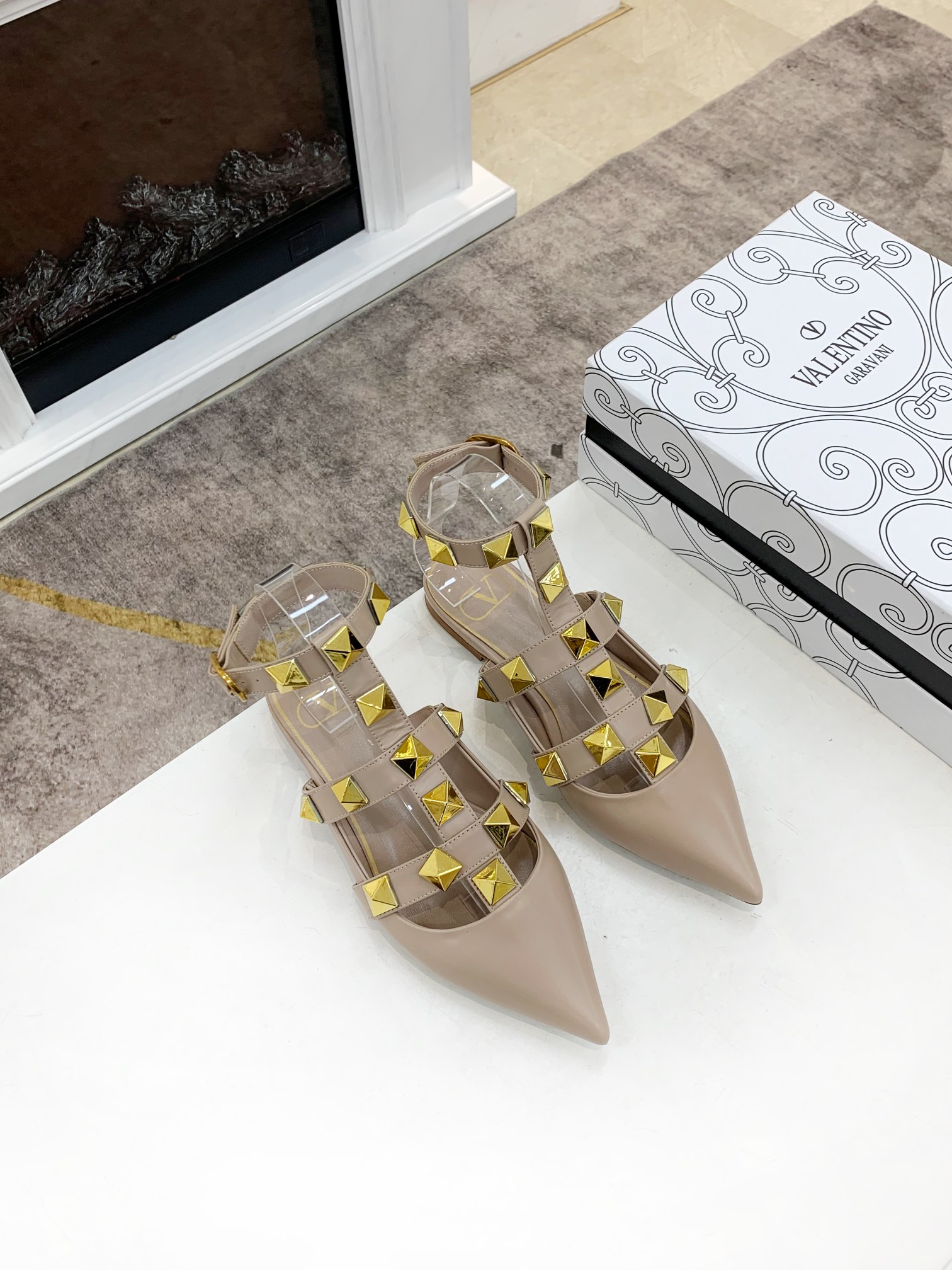 VALENTINO GARAVANI Roman Stud WOMEN 33 - vstockx