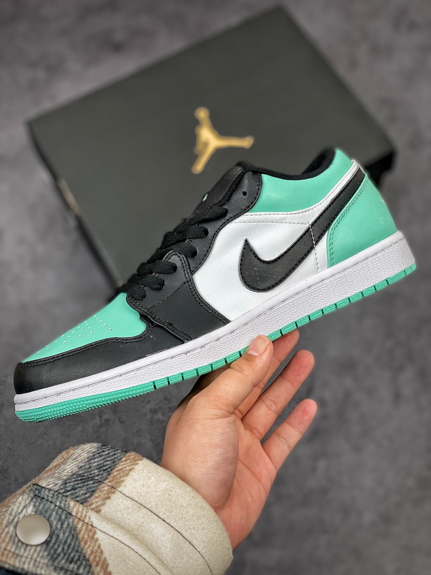 Jordan 1 Low Emerald Toe - vstockx