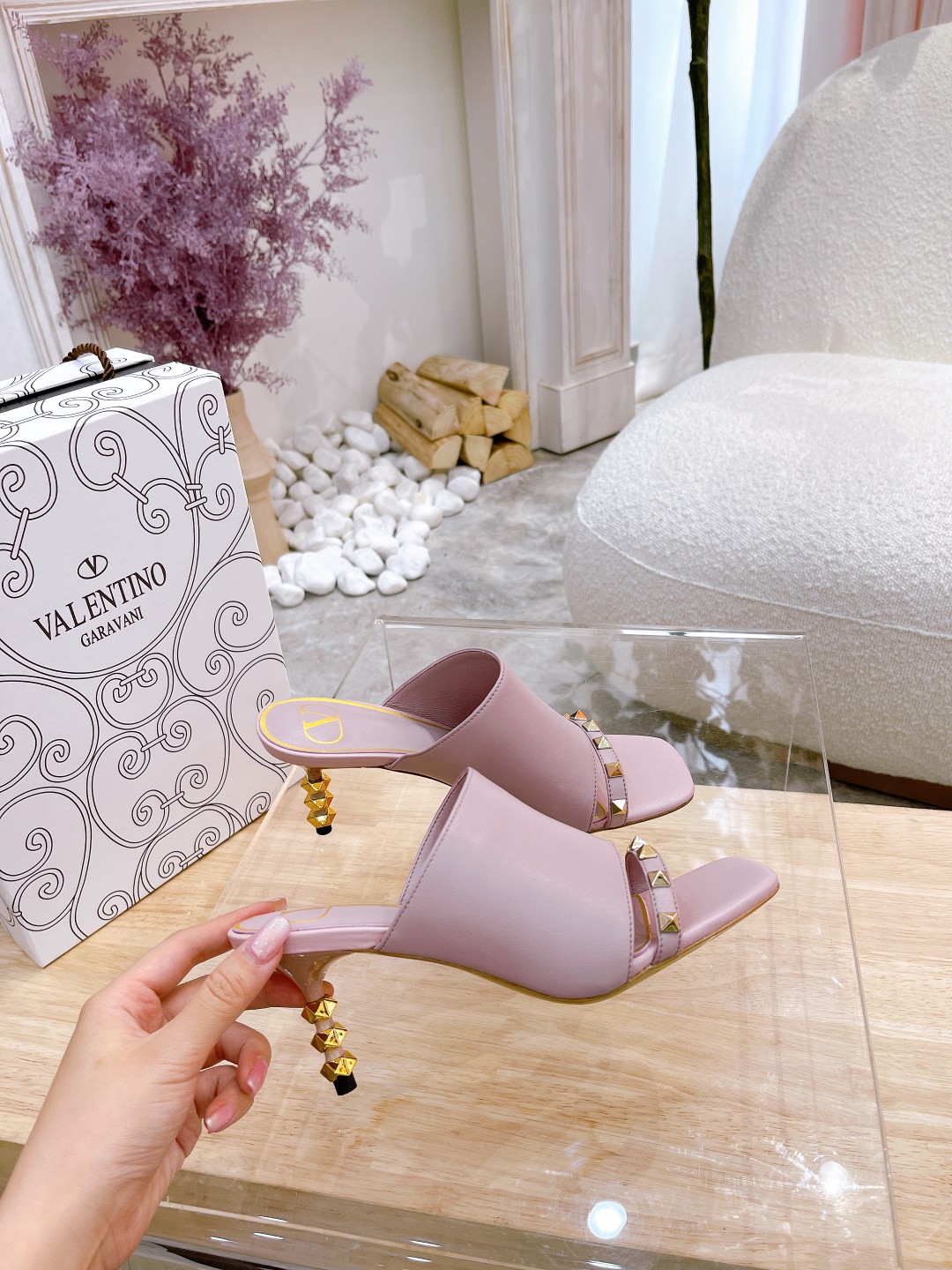 VALENTINO GARAVANI ROMAN STUD WOMEN 11 - vstockx