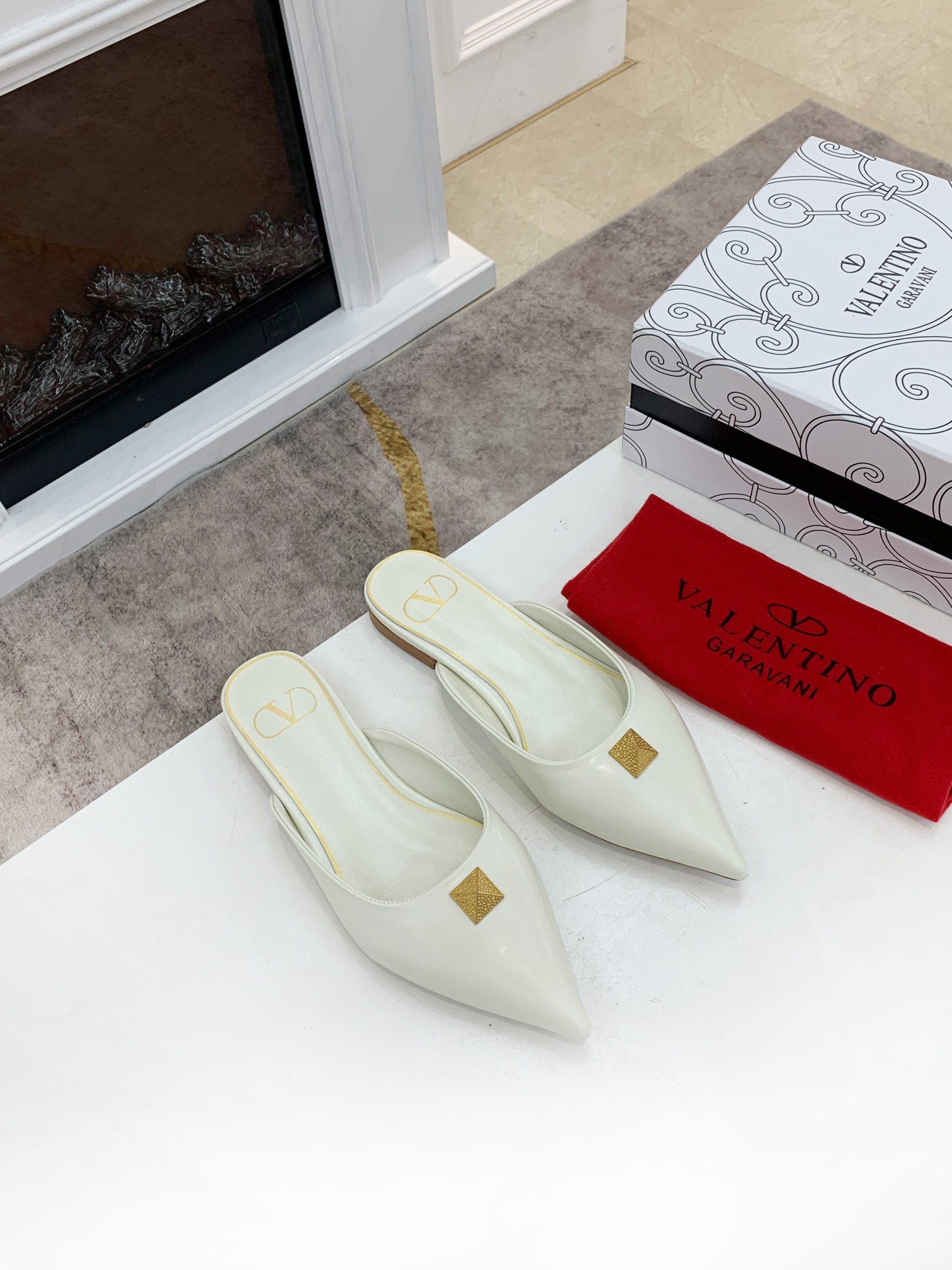 Valentino Garavani Flat sandals Women 11 - vstockx