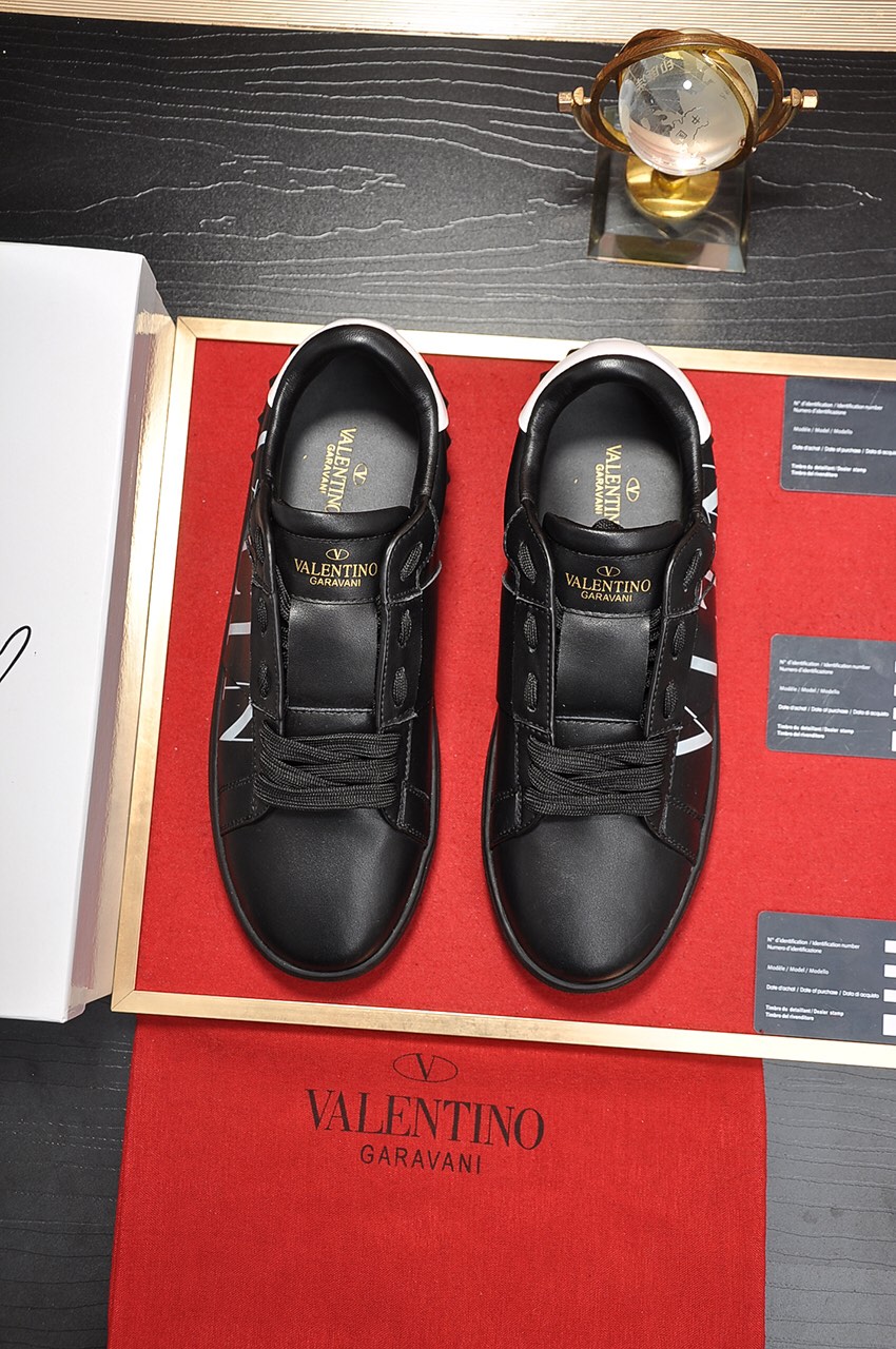 Valentino Garavani Rockstud Untitled calfskin sneaker 21 - vstockx