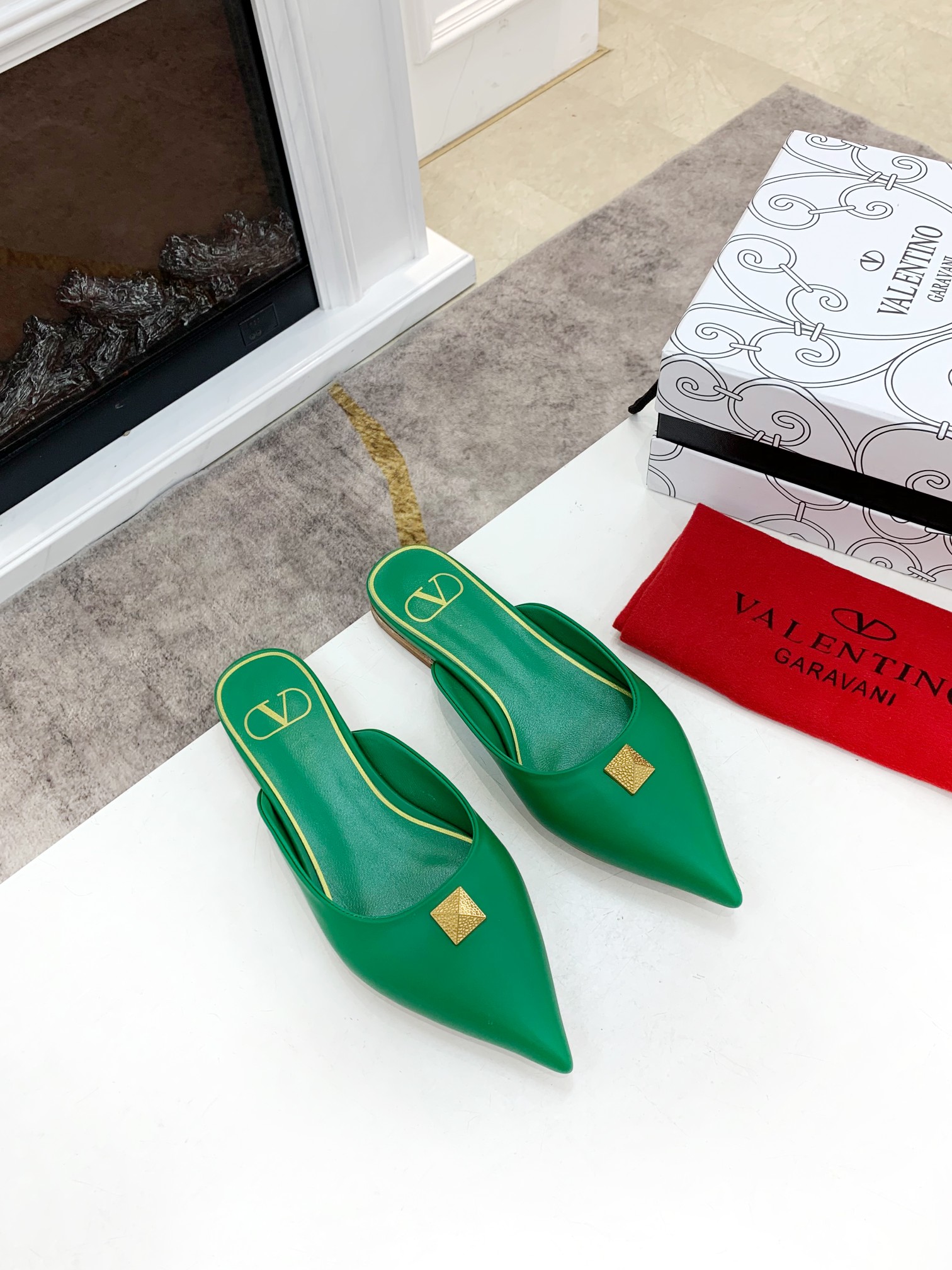 Valentino Garavani Flat sandals Women 19 - vstockx