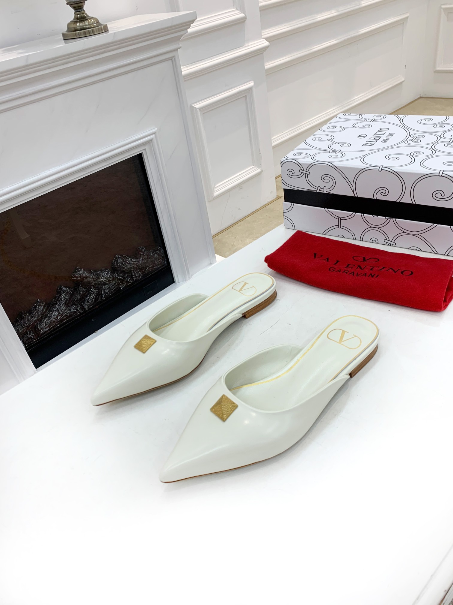 Valentino Garavani Flat sandals Women 11 - vstockx