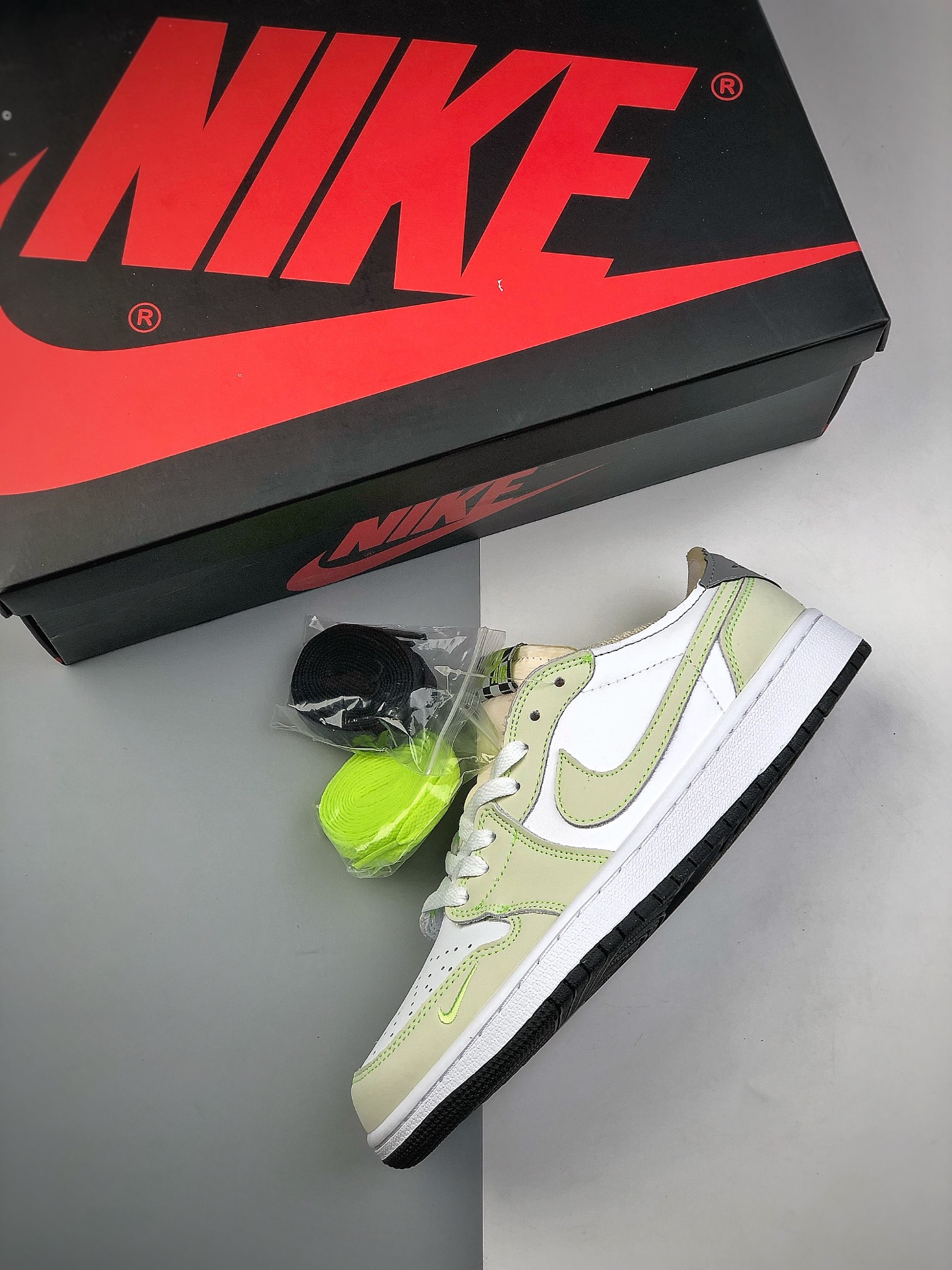 Jordan 1 Retro Low White Ghost Green Black - vstockx