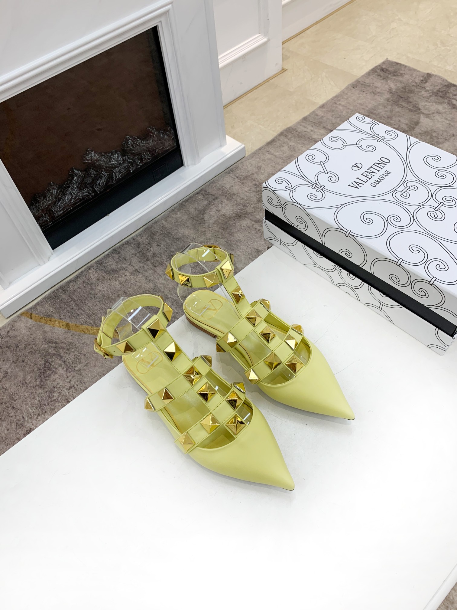 VALENTINO GARAVANI Roman Stud WOMEN 33 - vstockx