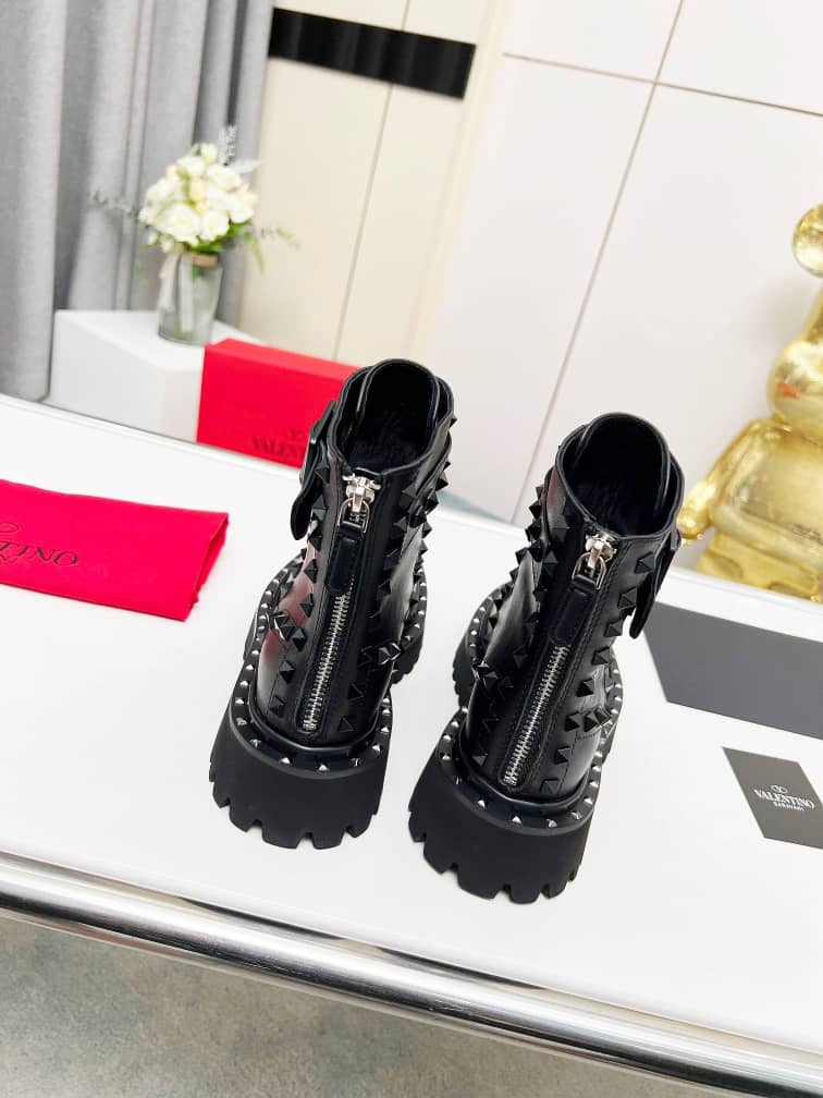 Valentino Garavani Rockstud combat boot in calfskin - vstockx