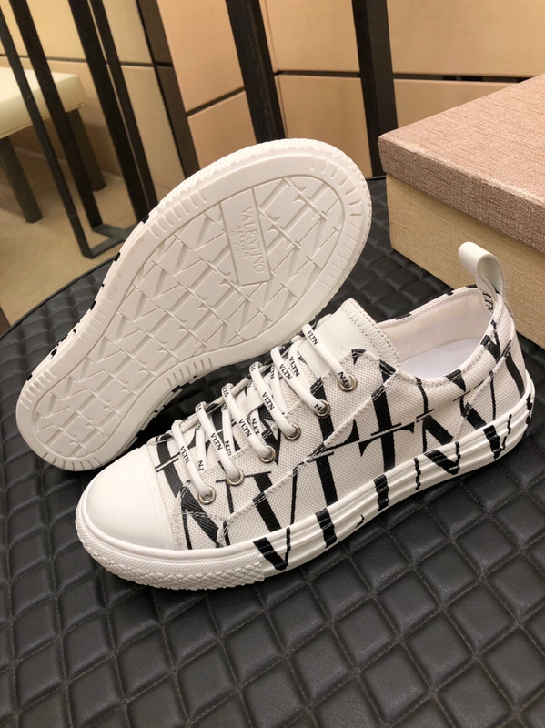 Valentino Garavani Giggies VLTN TIMES low-top sneakers 10 - vstockx