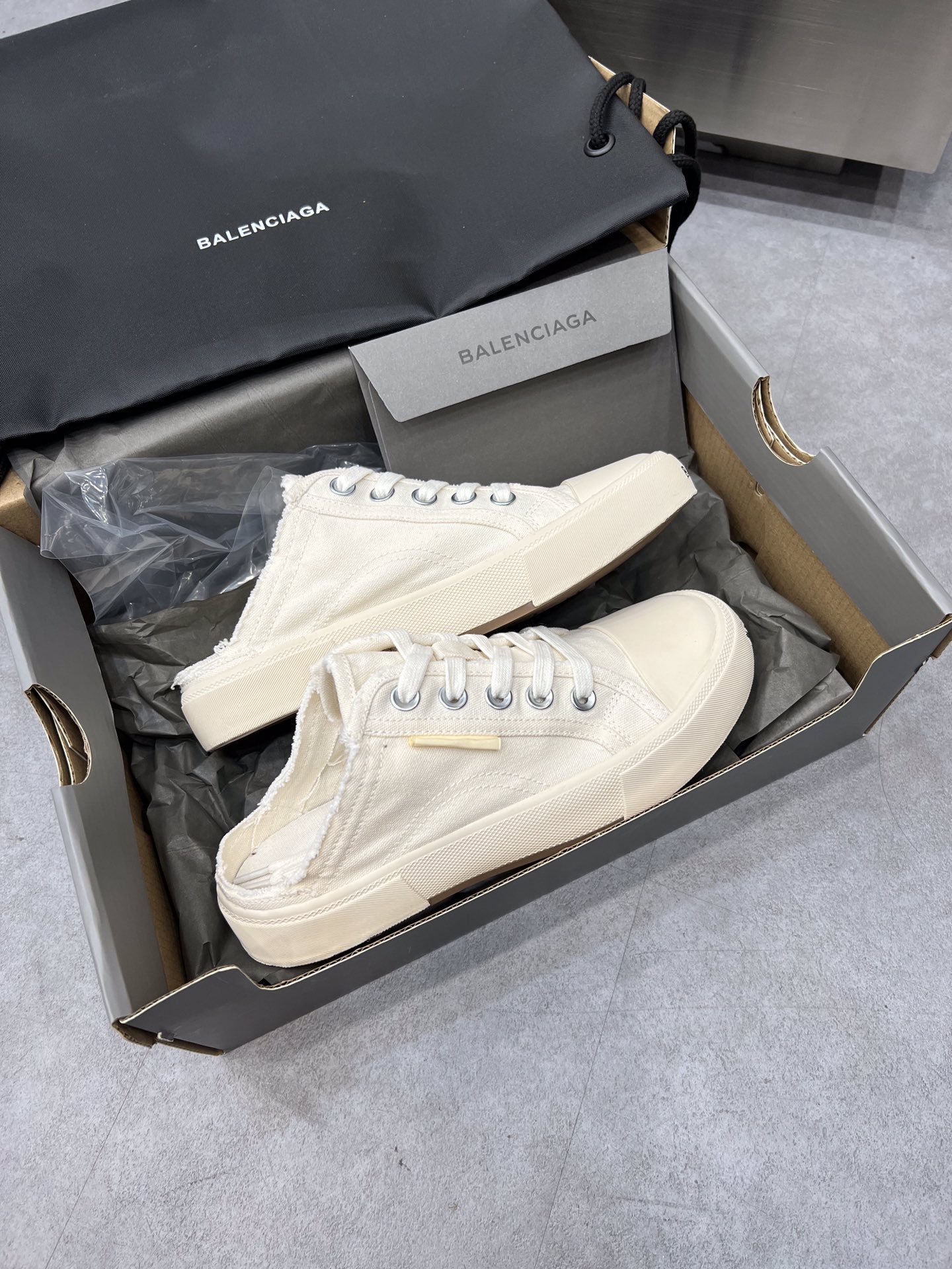 Balenciaga Paris Sneaker 4 - vstockx