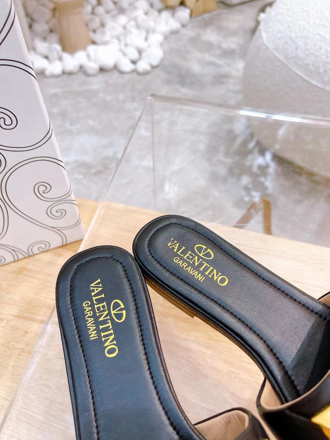 VALENTINO GARAVANI Roman Stud WOMEN 34 - vstockx