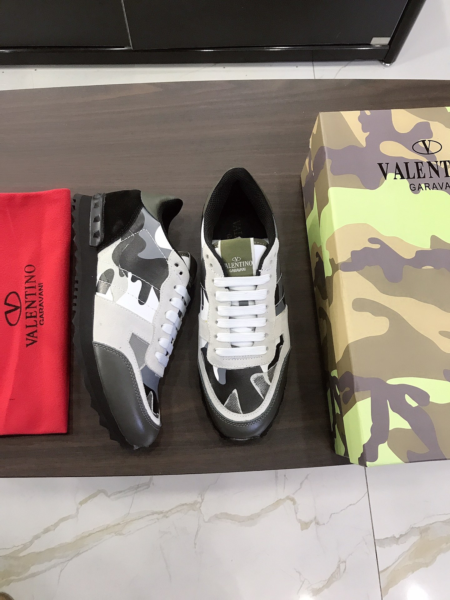 Valentino Garavani Rockrunner camouflage-print sneakers 3 - vstockx