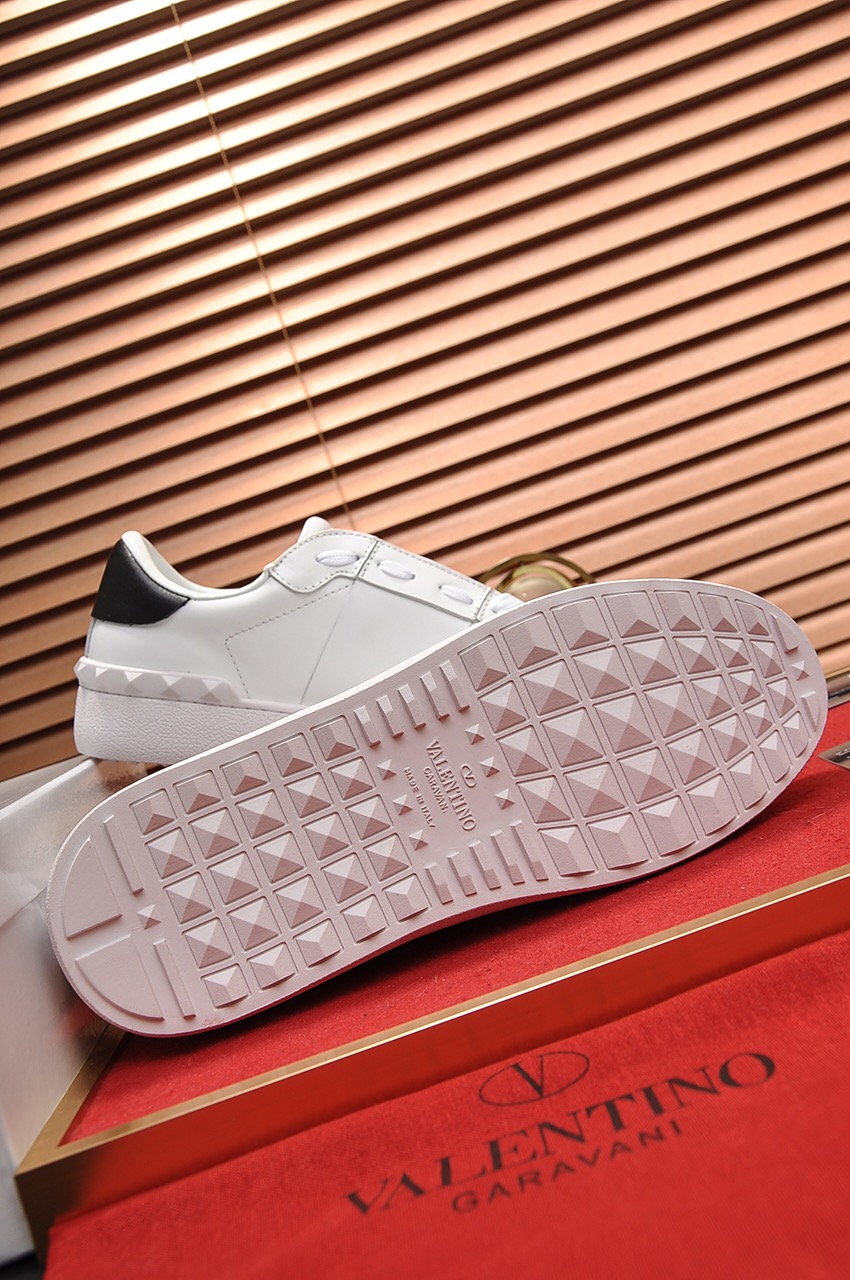 Valentino Garavani Rockstud Untitled calfskin sneaker 20 - vstockx