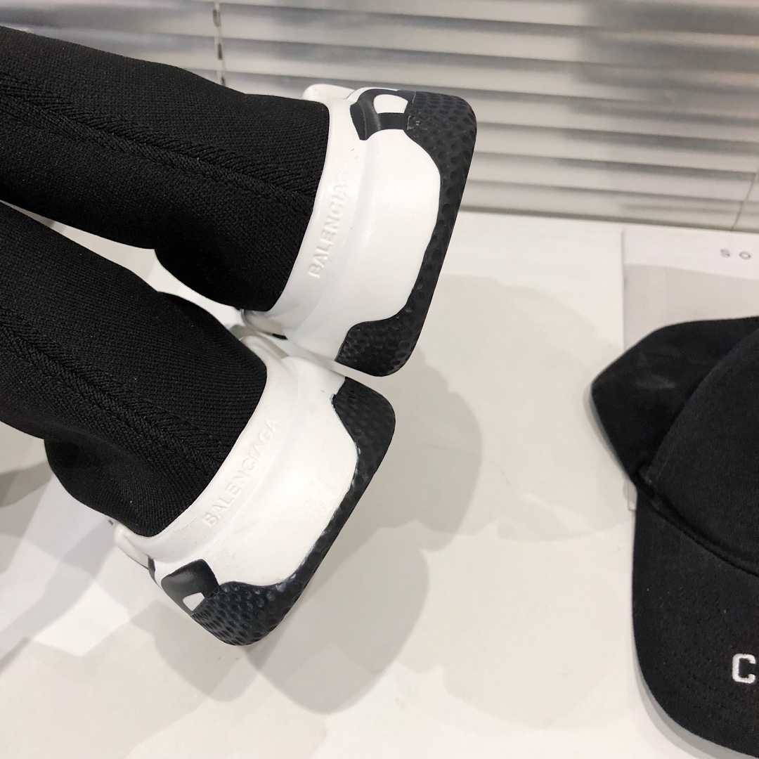 Balenciaga Speed Graffiti Trainers Black White - vstockx