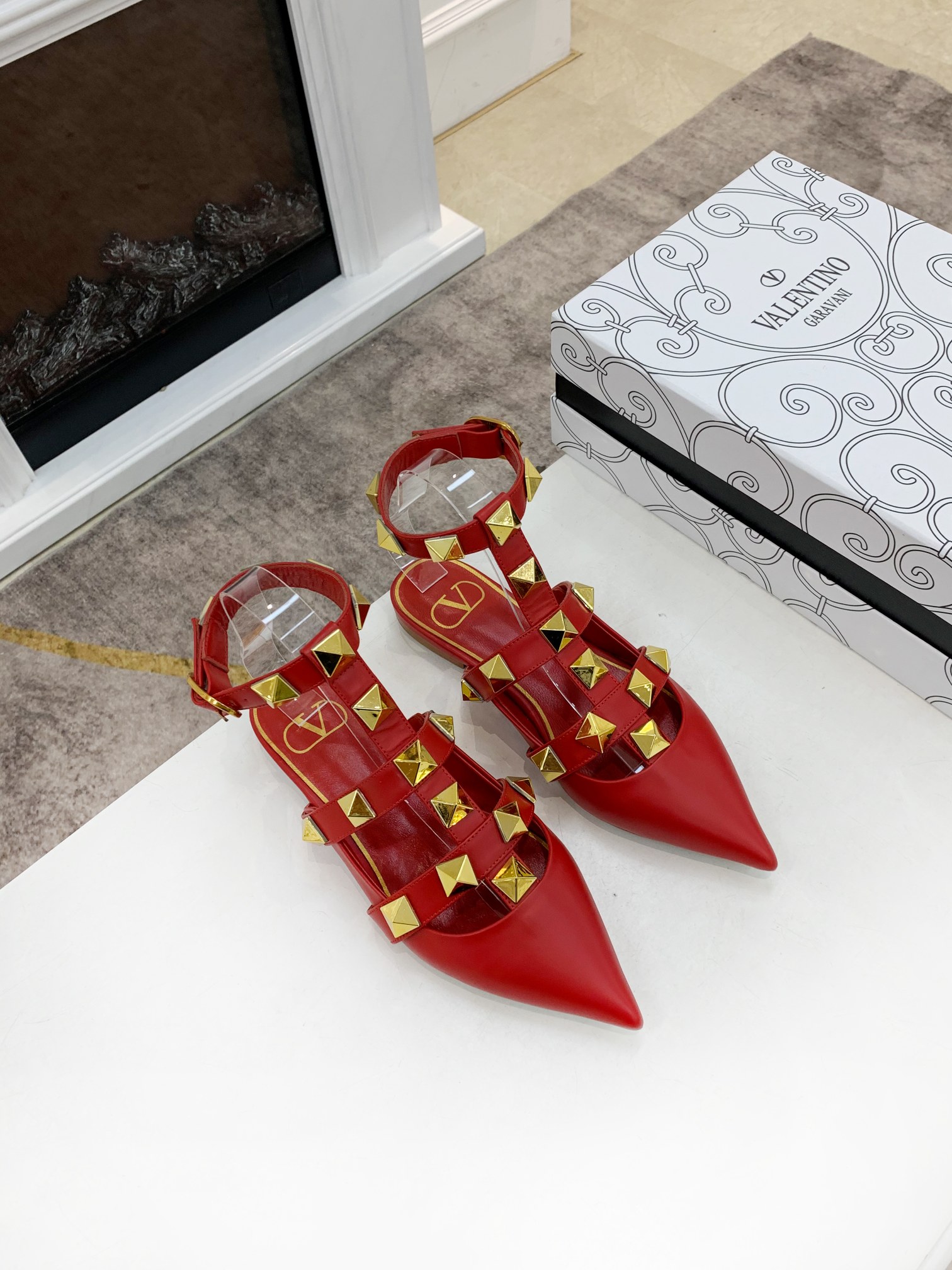 VALENTINO GARAVANI Roman Stud WOMEN 33 - vstockx