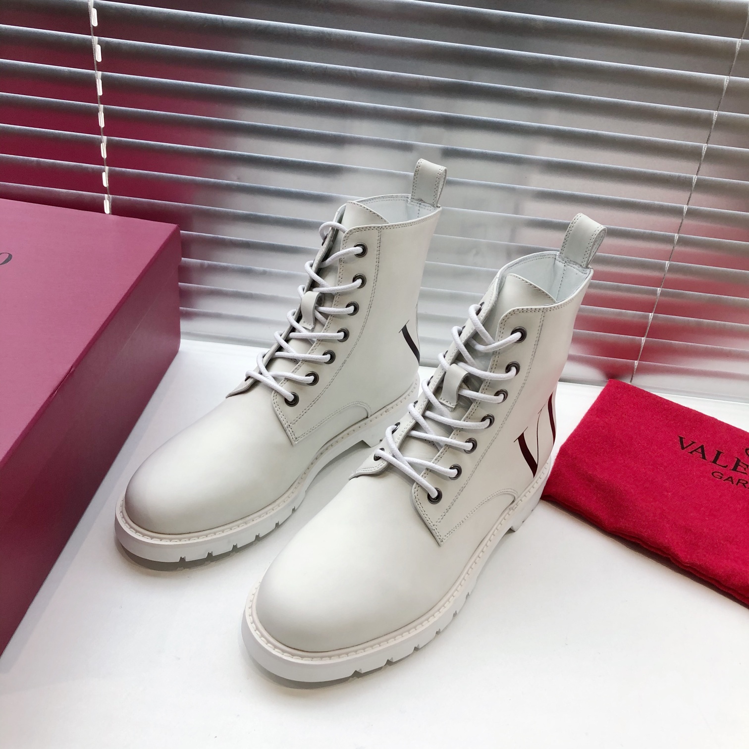 VALENTINO GARAVANI Roman Stud BOOT WOMEN 28 - vstockx