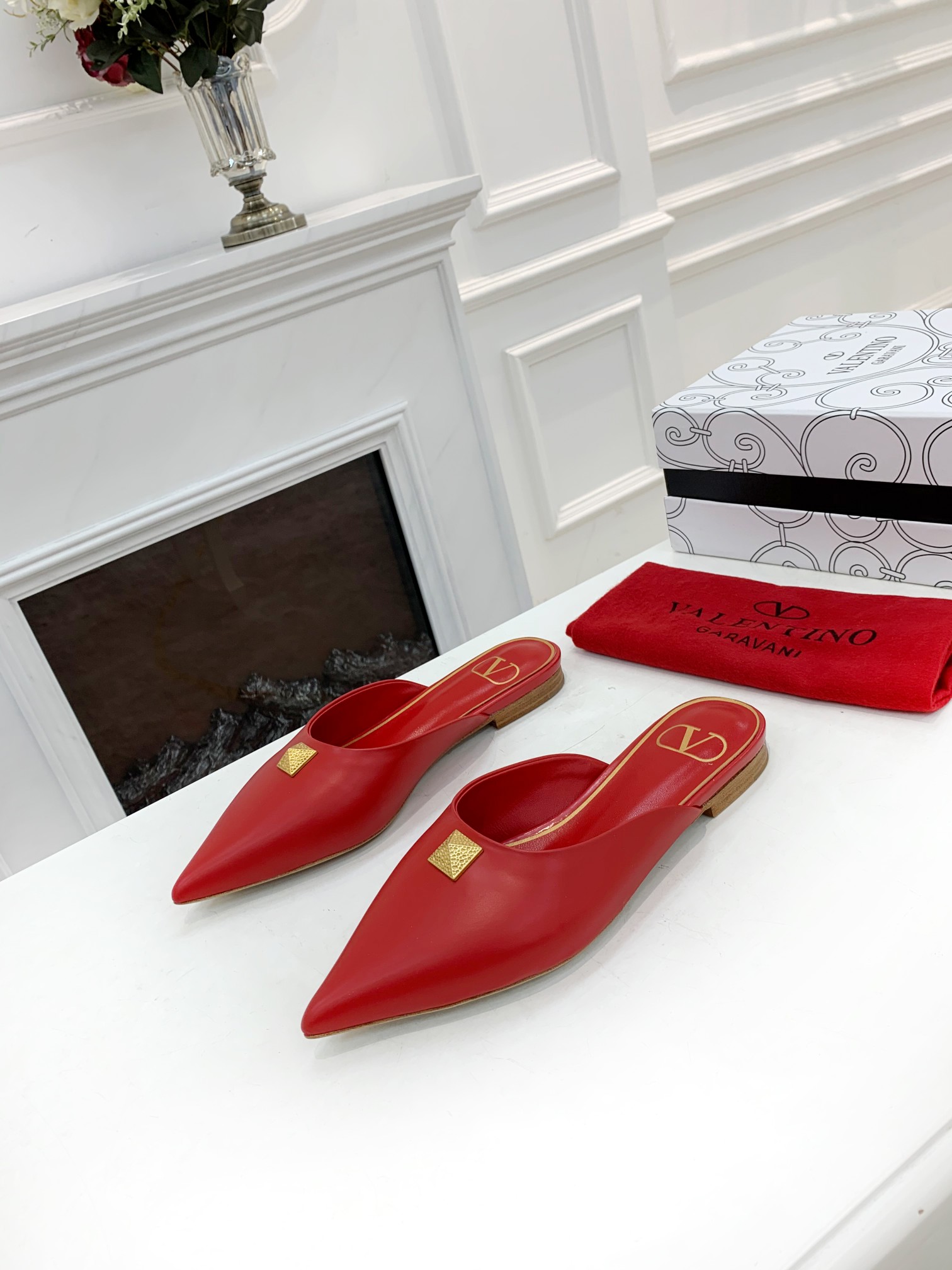 Valentino Garavani Flat sandals Women 13 - vstockx