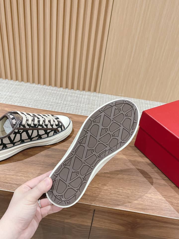 Valentino Garavani Totaloop low-top sneaker in Toile Iconographe fabric with leather details BEIGE BLACK - vstockx