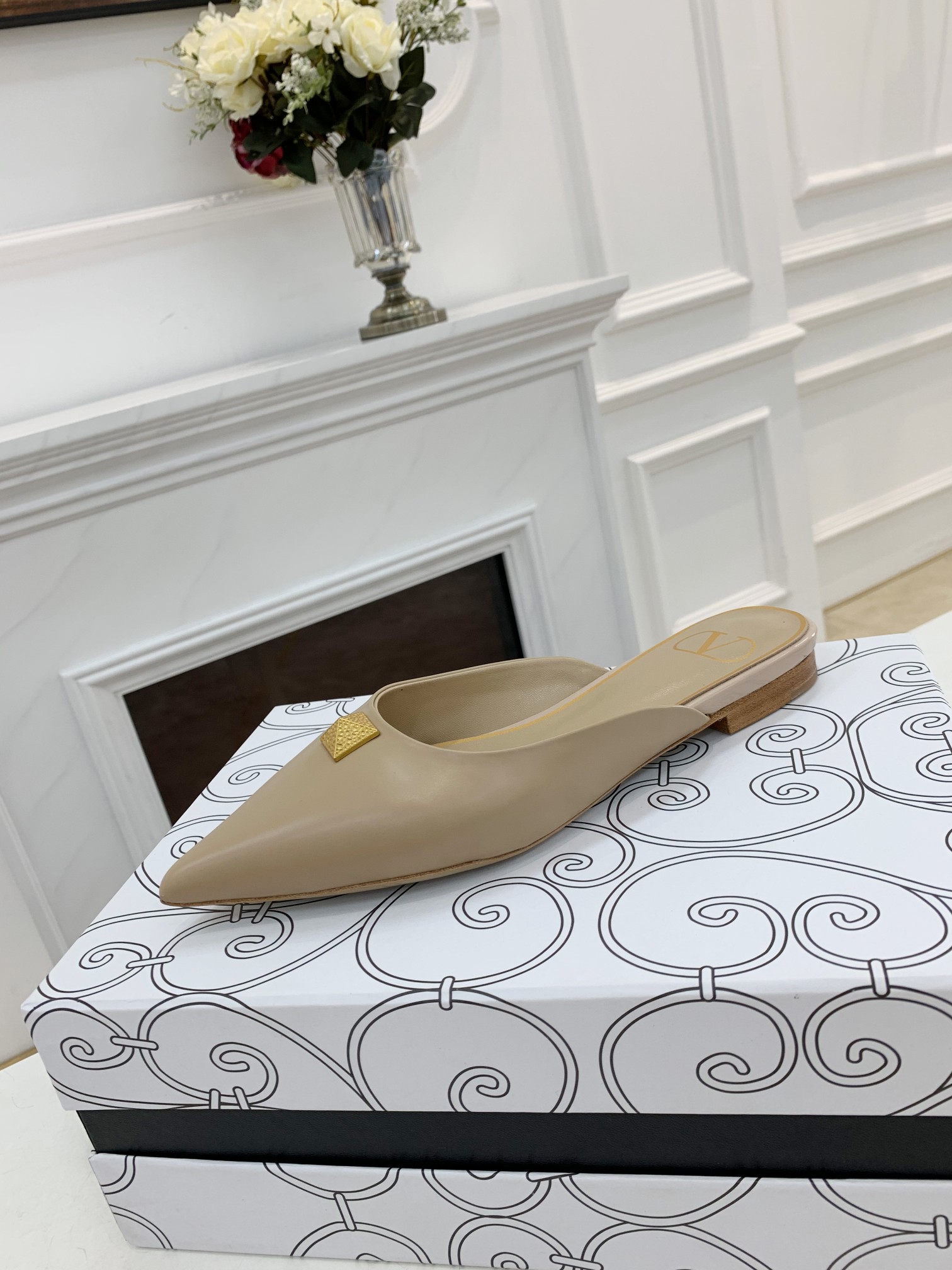 Valentino Garavani Flat sandals Women 17 - vstockx