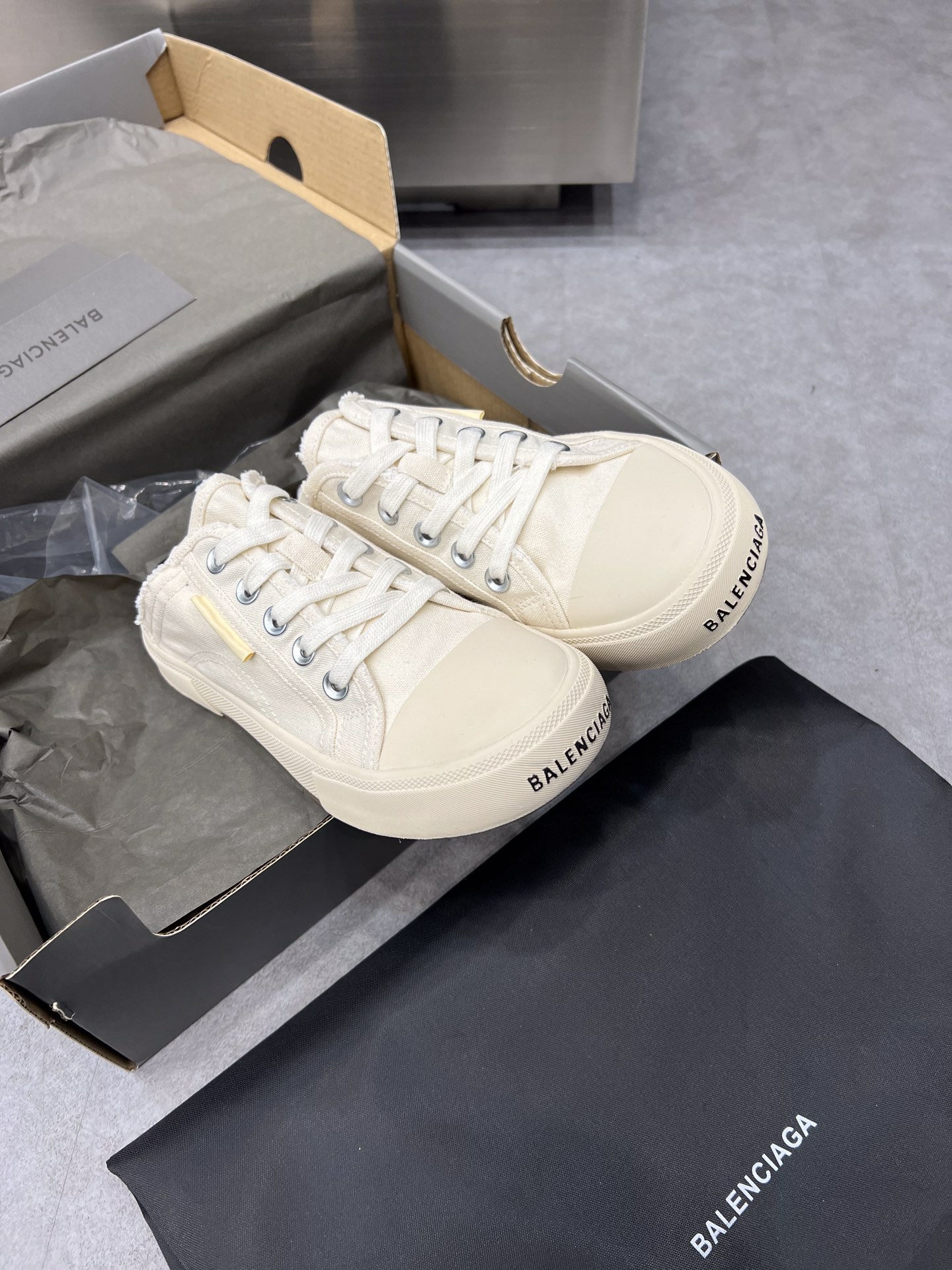 Balenciaga Paris Sneaker 4 - vstockx