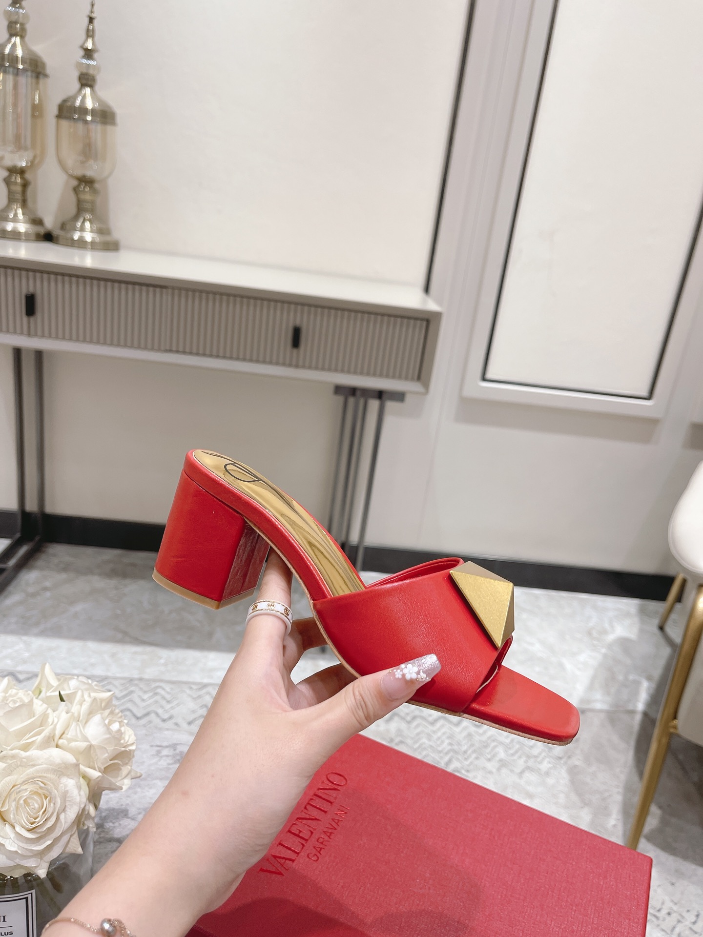 VALENTINO GARAVANI Roman Stud WOMEN 6 - vstockx