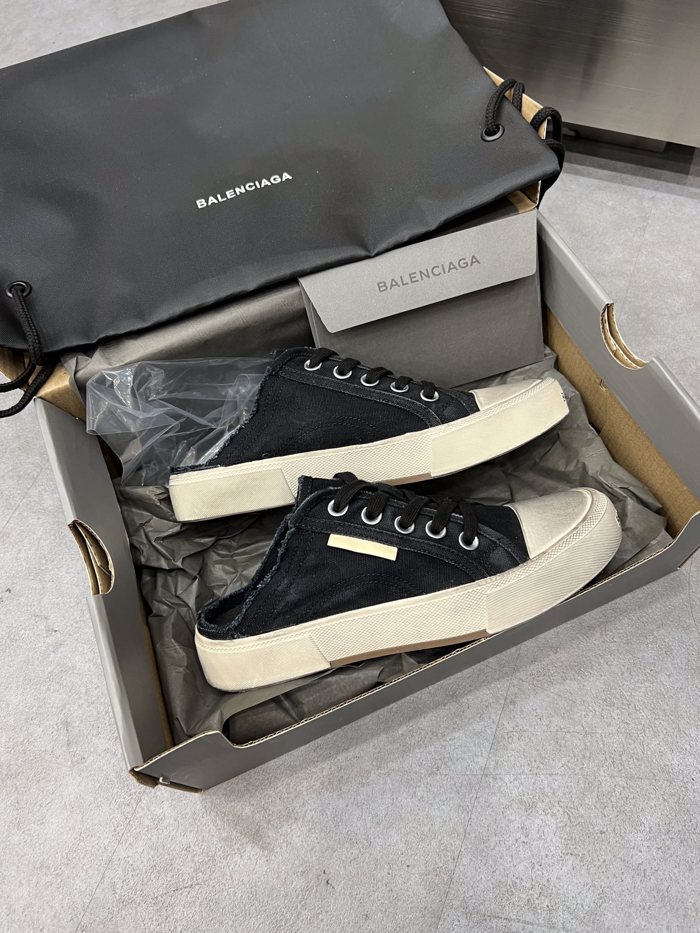 Balenciaga Paris Sneaker 4 - vstockx