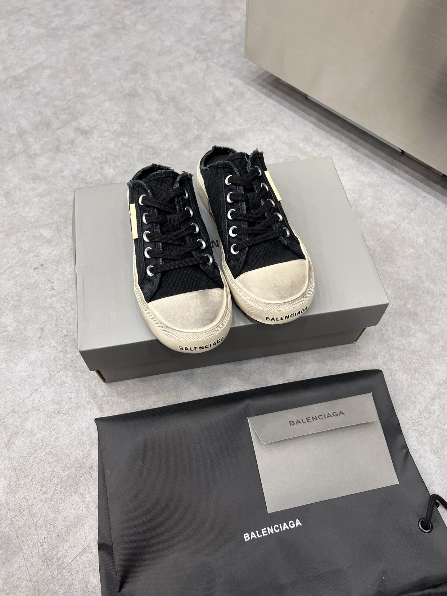 Balenciaga Paris Sneaker 4 - vstockx