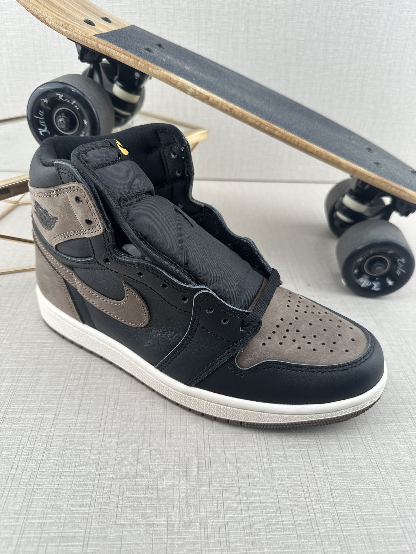 Jordan 1 Retro High OG Palomino - vstockx