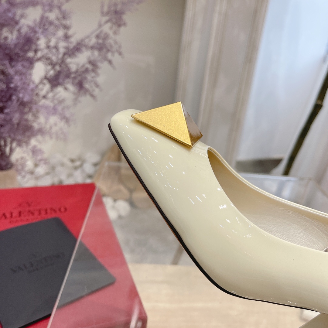 VALENTINO GARAVANI Roman Stud WOMEN 19 - vstockx