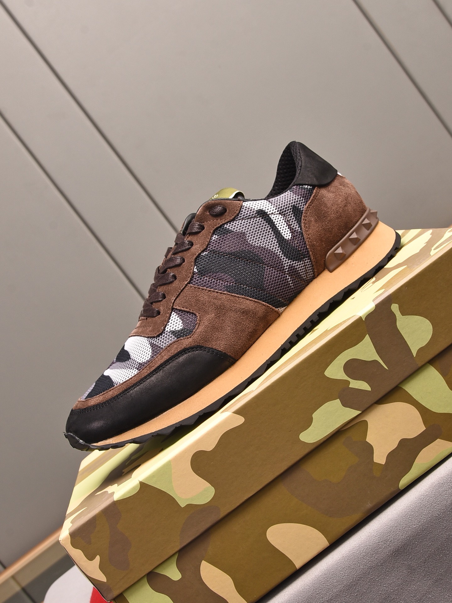 Valentino Garavani Rockrunner camouflage-print sneakers 8 - vstockx
