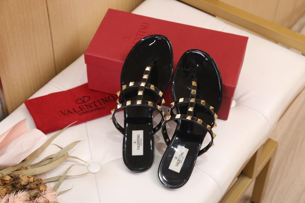 Valentino Garavani Rockstud rubber sandal BLACK - vstockx