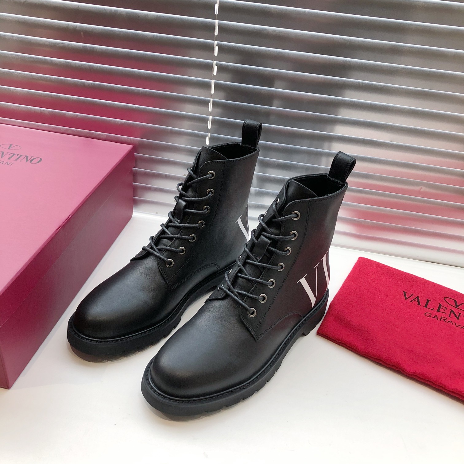 VALENTINO GARAVANI Roman Stud BOOT WOMEN 28 - vstockx