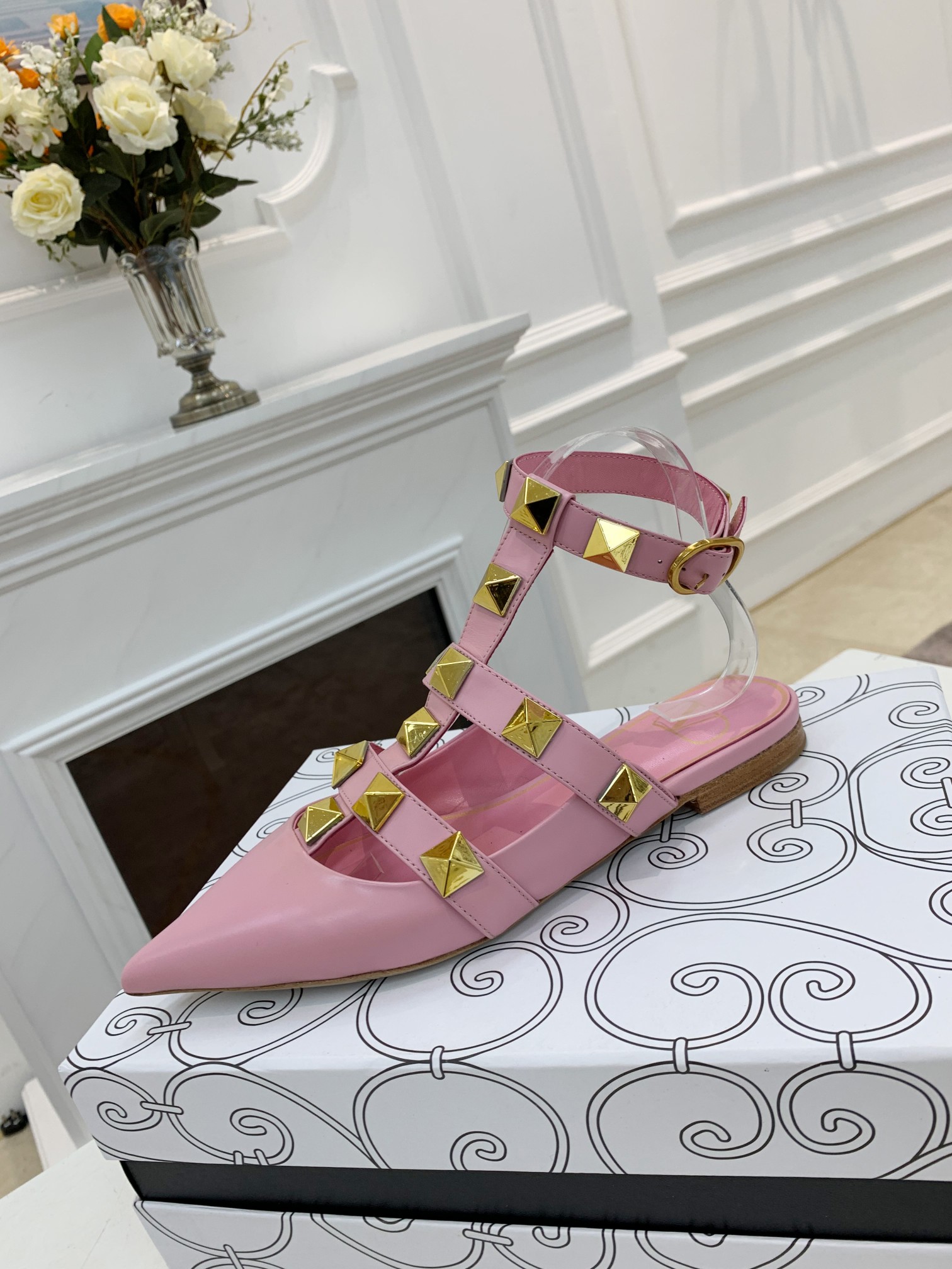 VALENTINO GARAVANI Roman Stud WOMEN 33 - vstockx