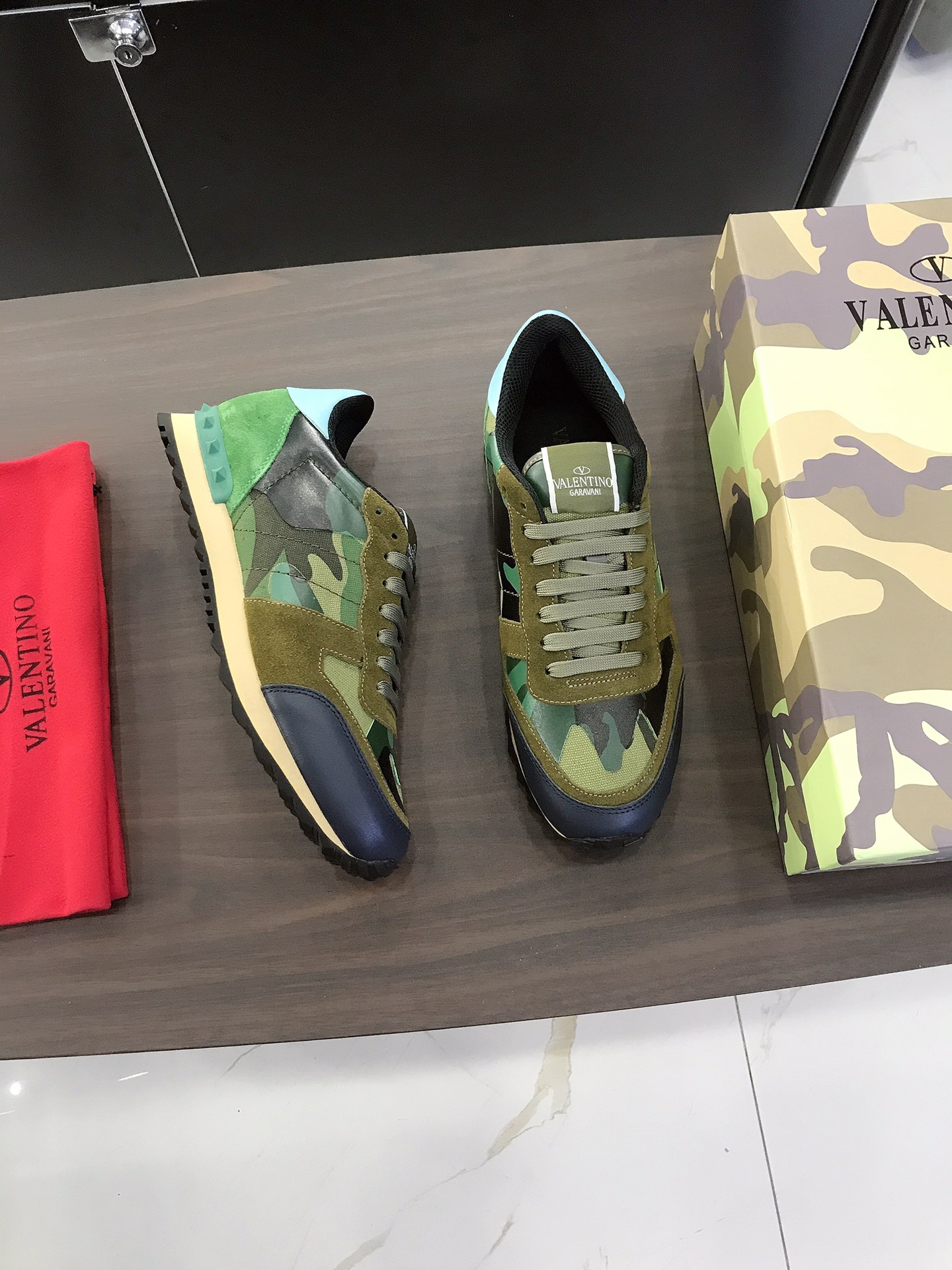 Valentino Garavani Rockrunner camouflage-print sneakers 6 - vstockx