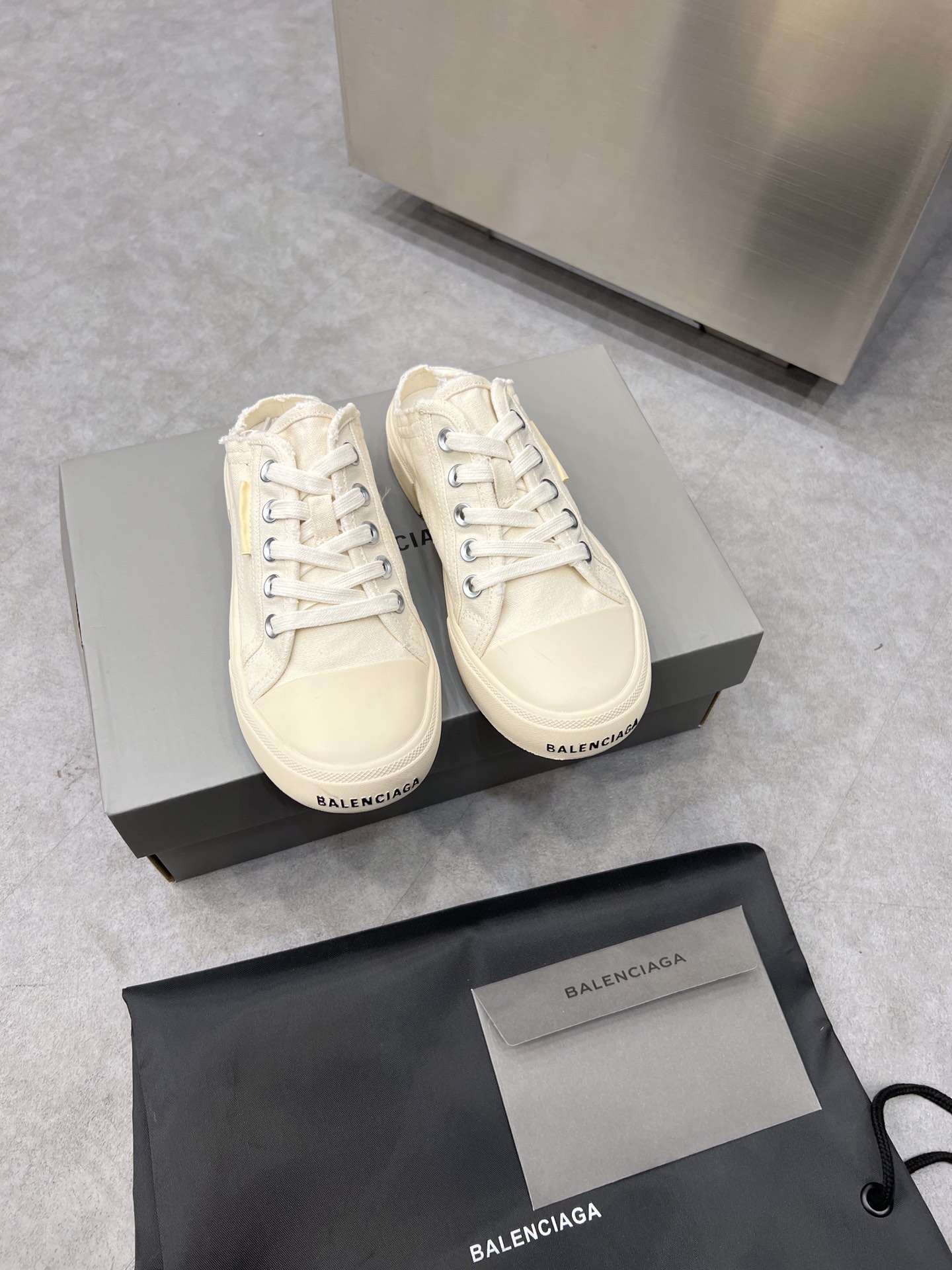 Balenciaga Paris Sneaker 4 - vstockx