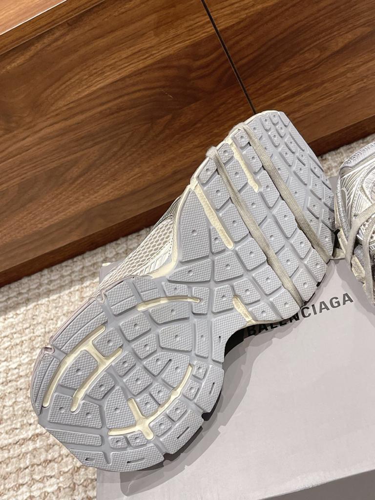 Balenciaga 3XL Off White - vstockx