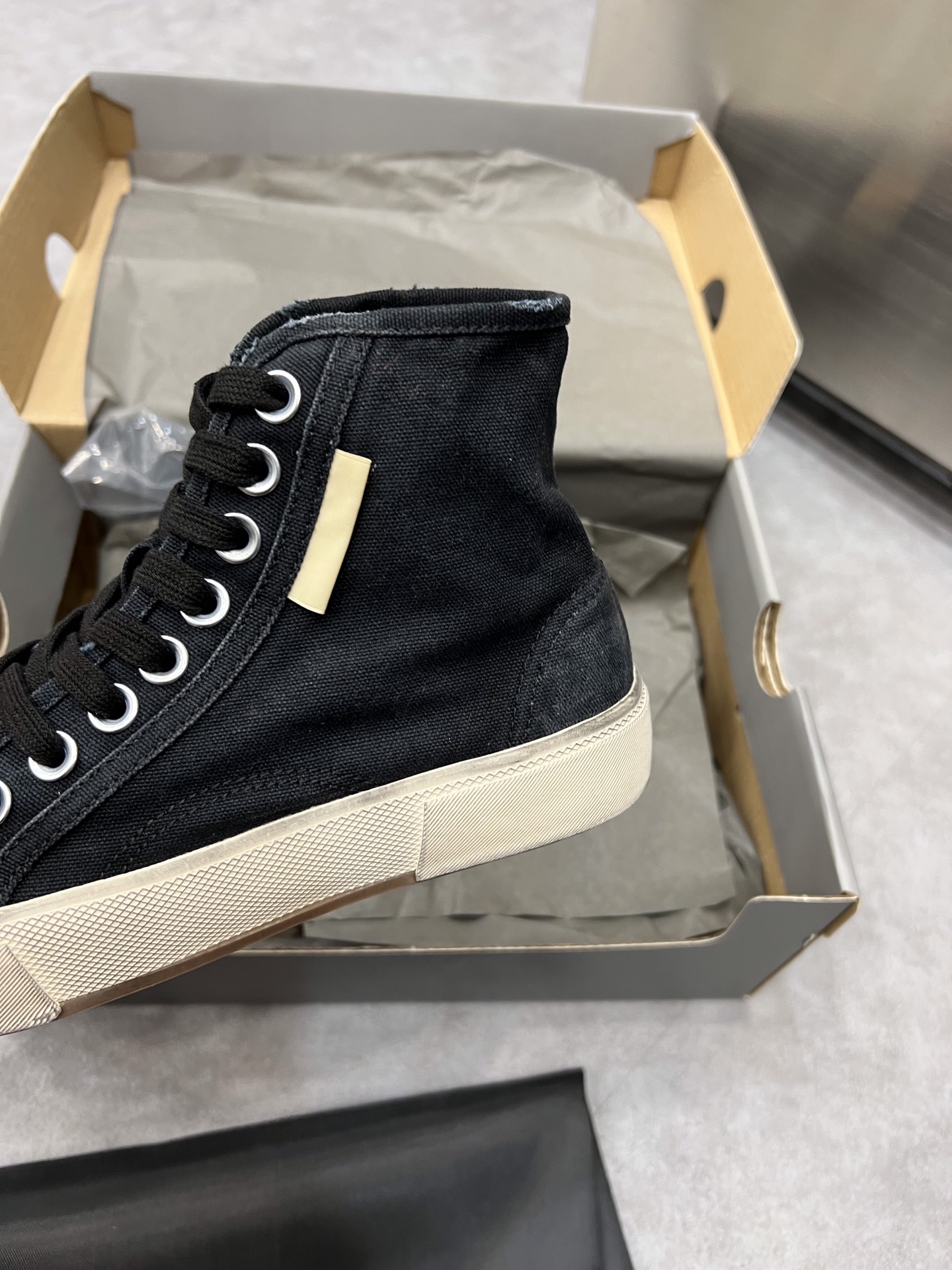 Balenciaga Paris Sneaker 4 - vstockx