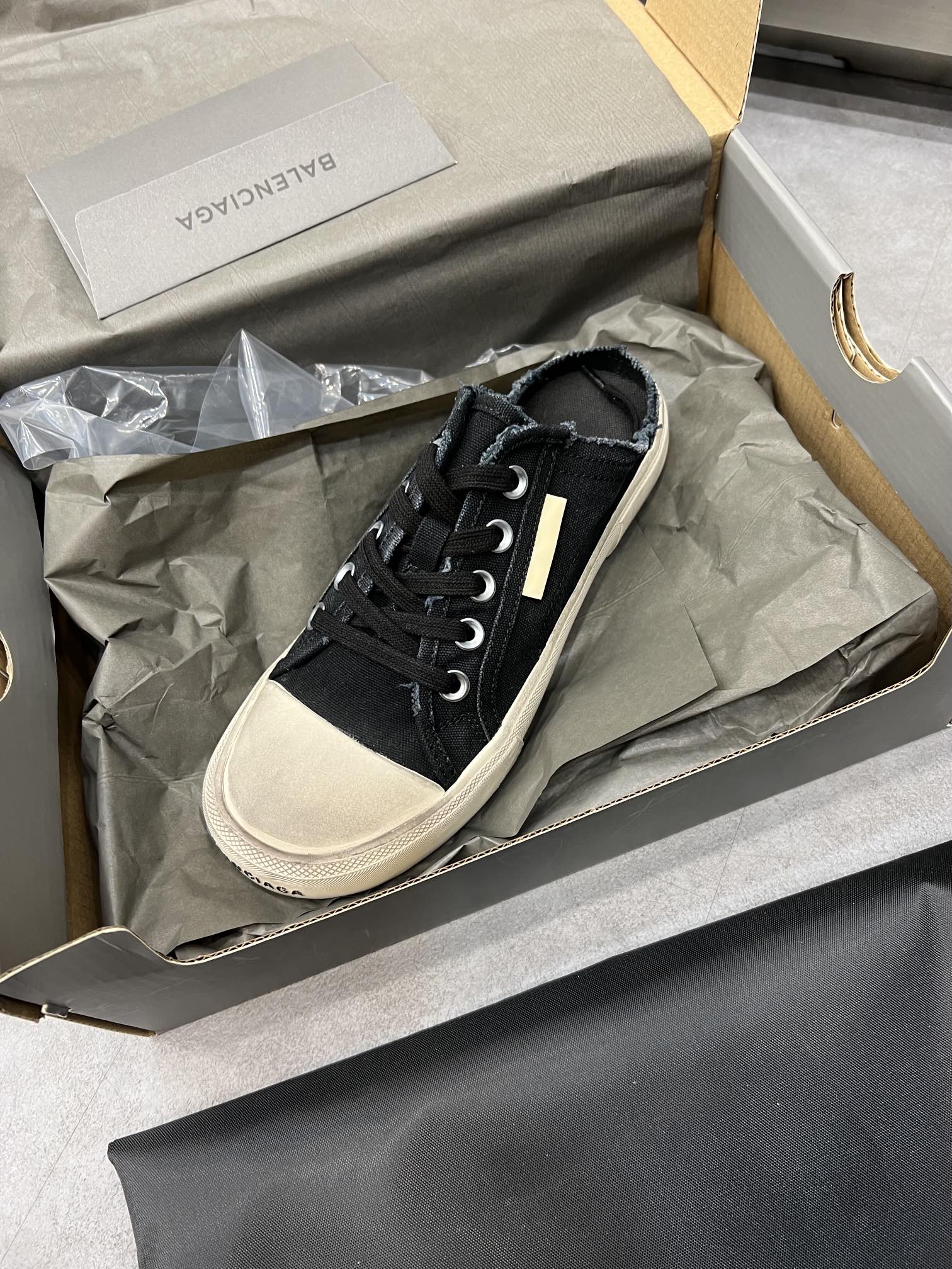 Balenciaga Paris Sneaker 4 - vstockx