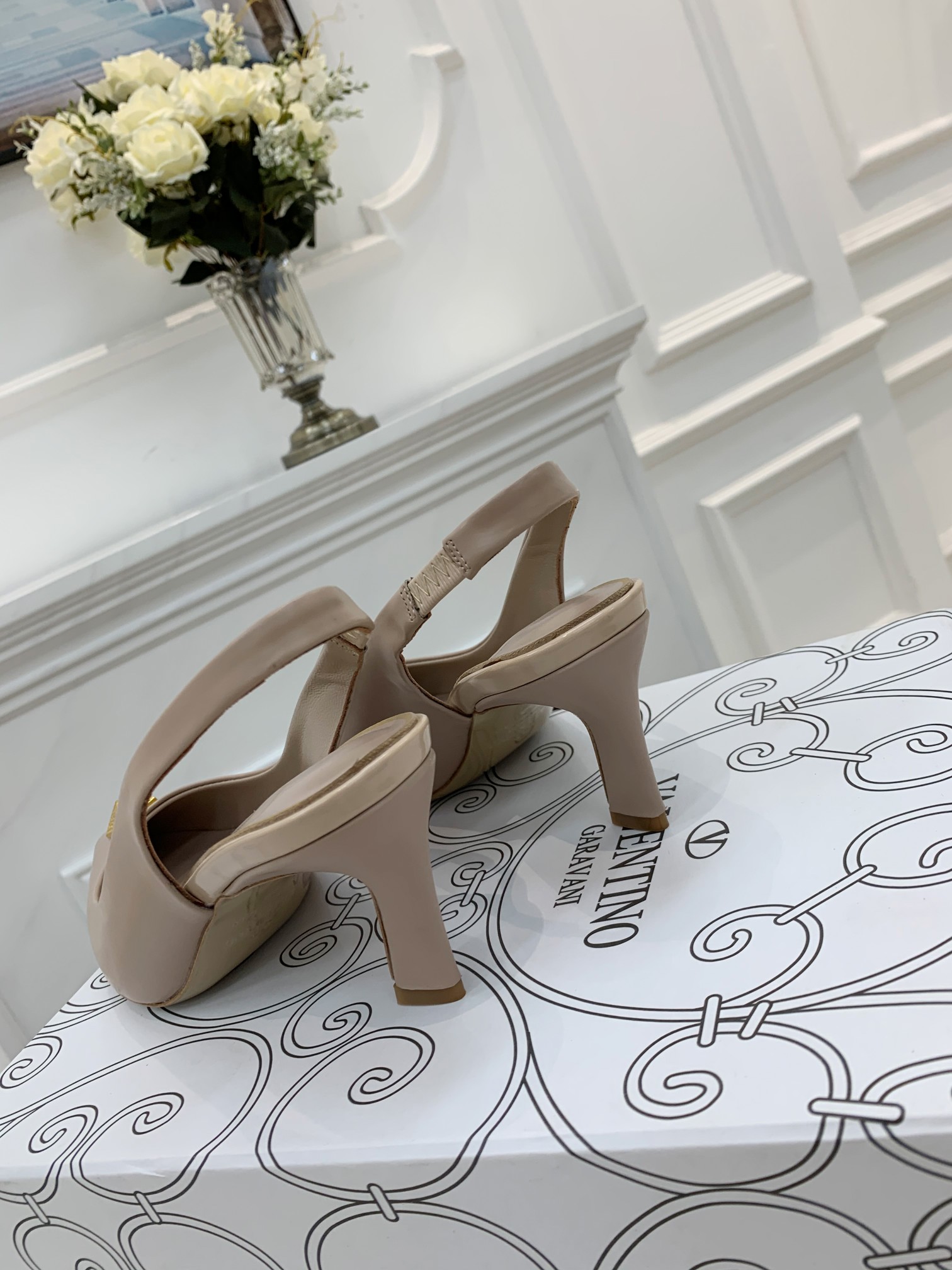 VALENTINO GARAVANI Rockstud WOMEN 37 - vstockx