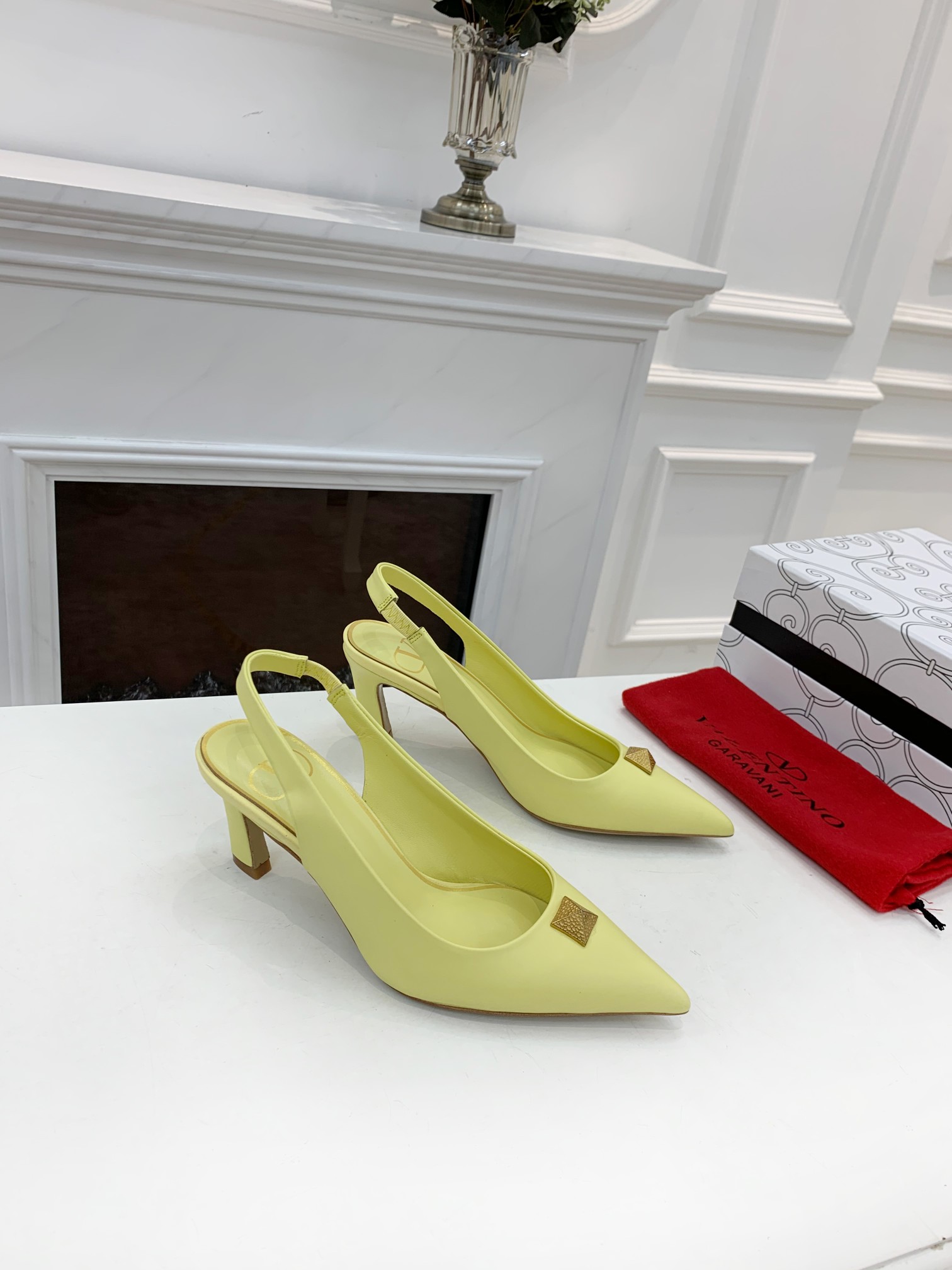 VALENTINO GARAVANI Rockstud WOMEN 37 - vstockx