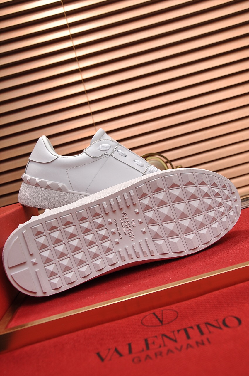 Valentino Garavani Rockstud Untitled calfskin sneaker 33 - vstockx