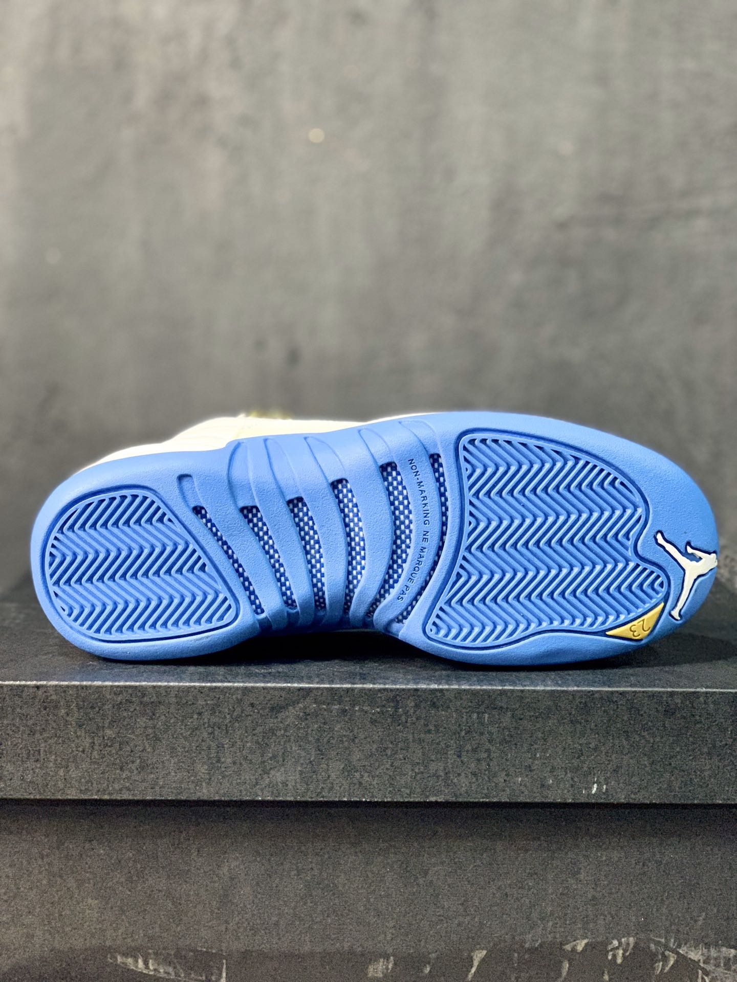 Jordan 12 Retro University Blue 2016 - vstockx